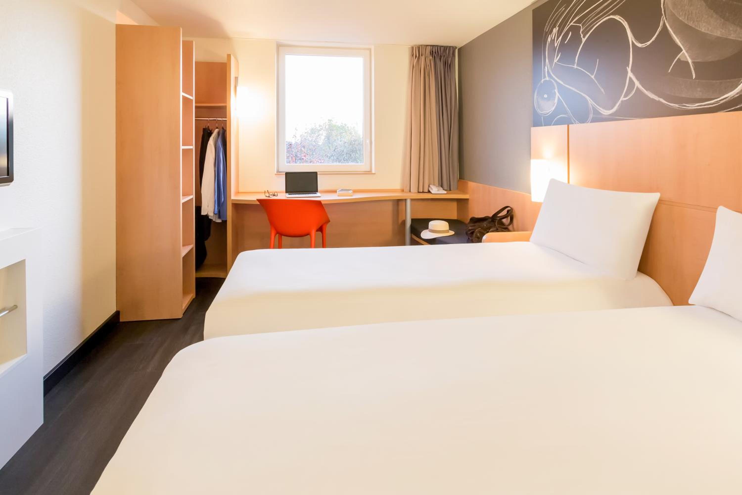 Standard Twin Room - Photo 4