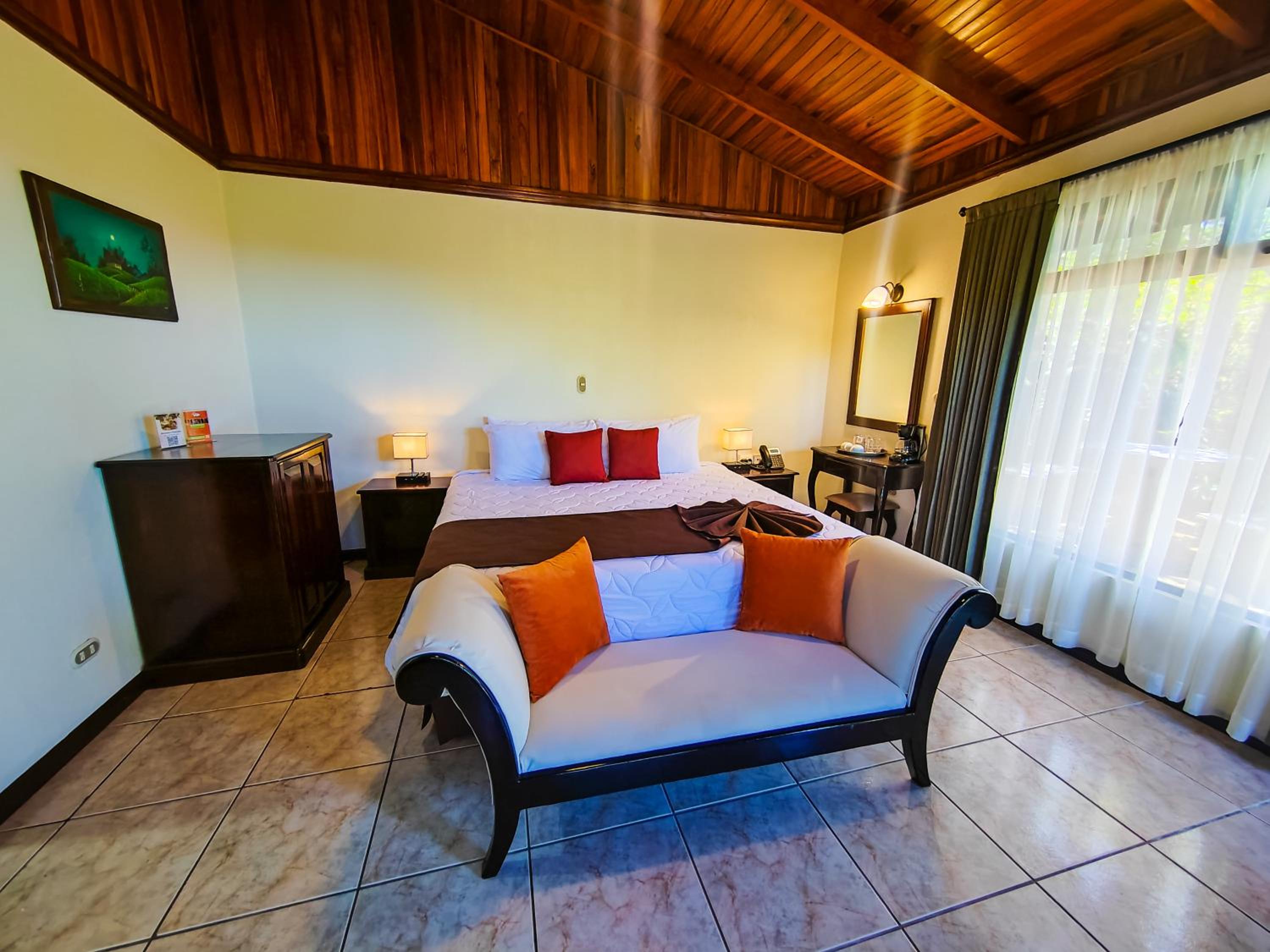 Bromelia Deluxe King Room - Photo 1