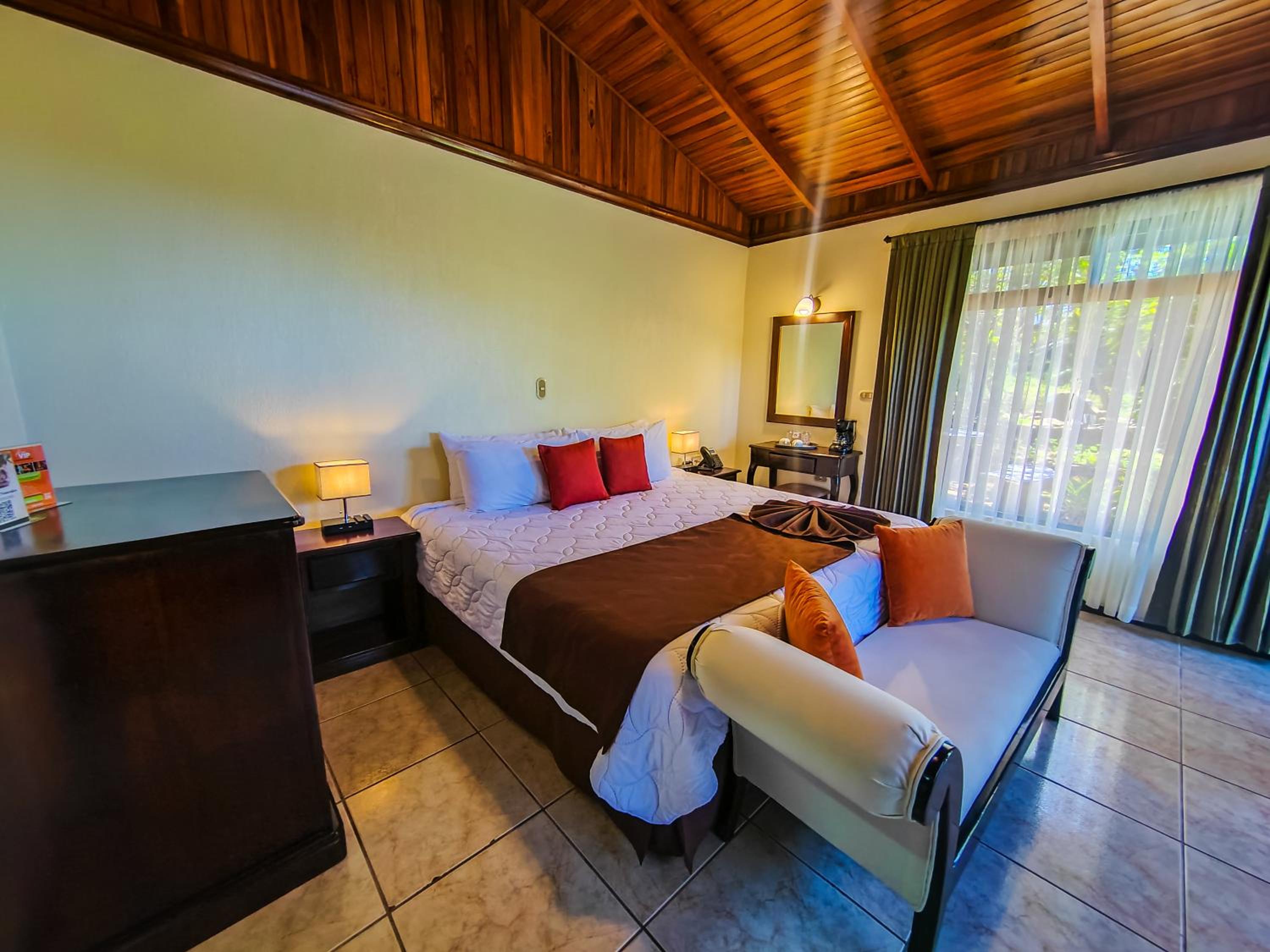Bromelia Deluxe King Room - Photo 5