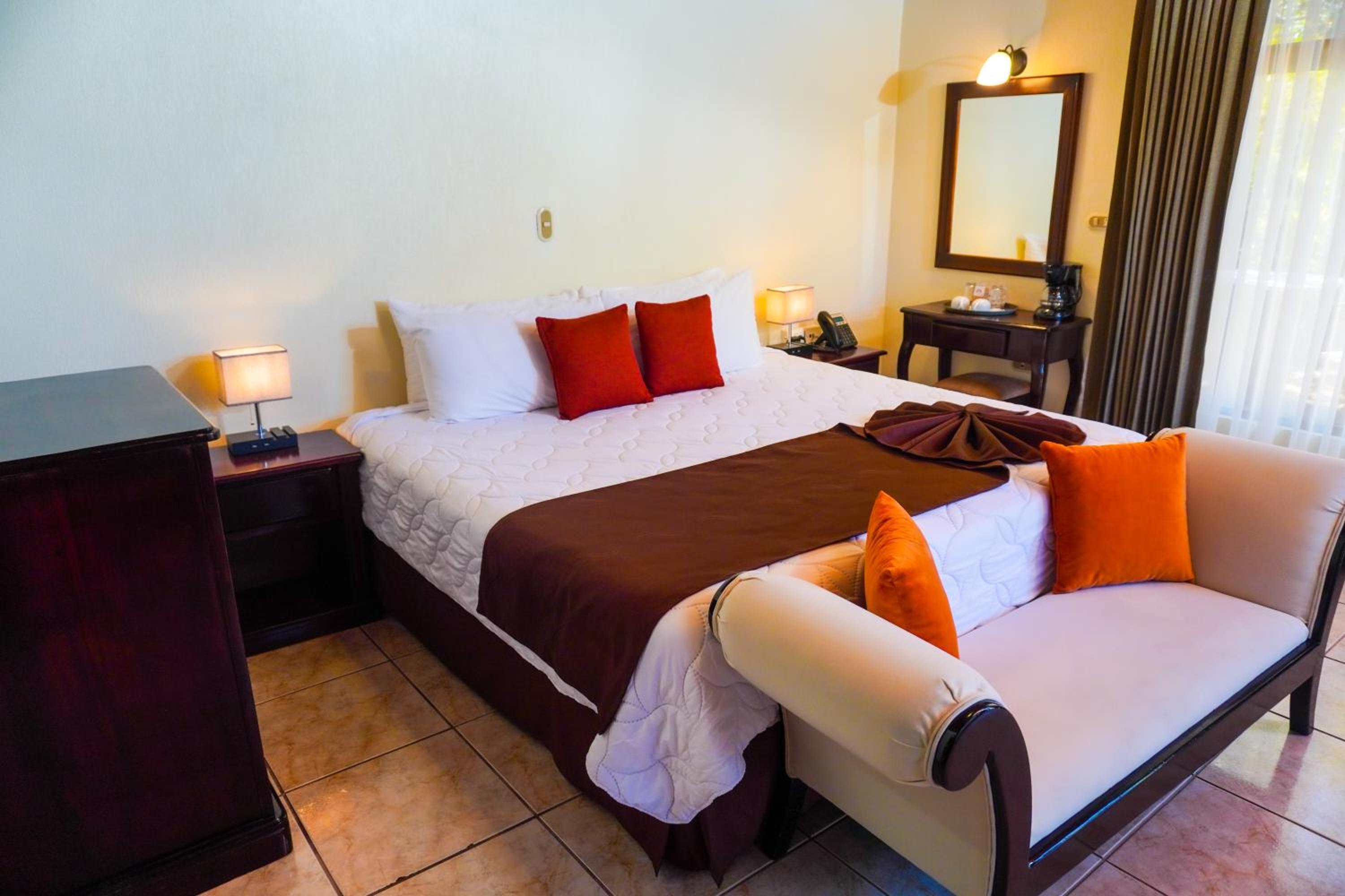 Bromelia Deluxe King Room - Photo 2