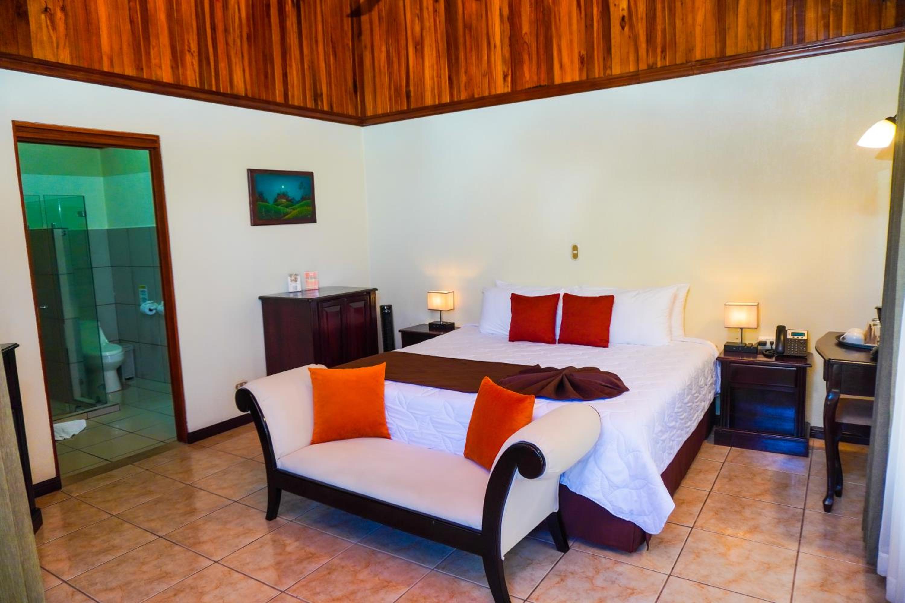 Bromelia Deluxe King Room - Photo 6
