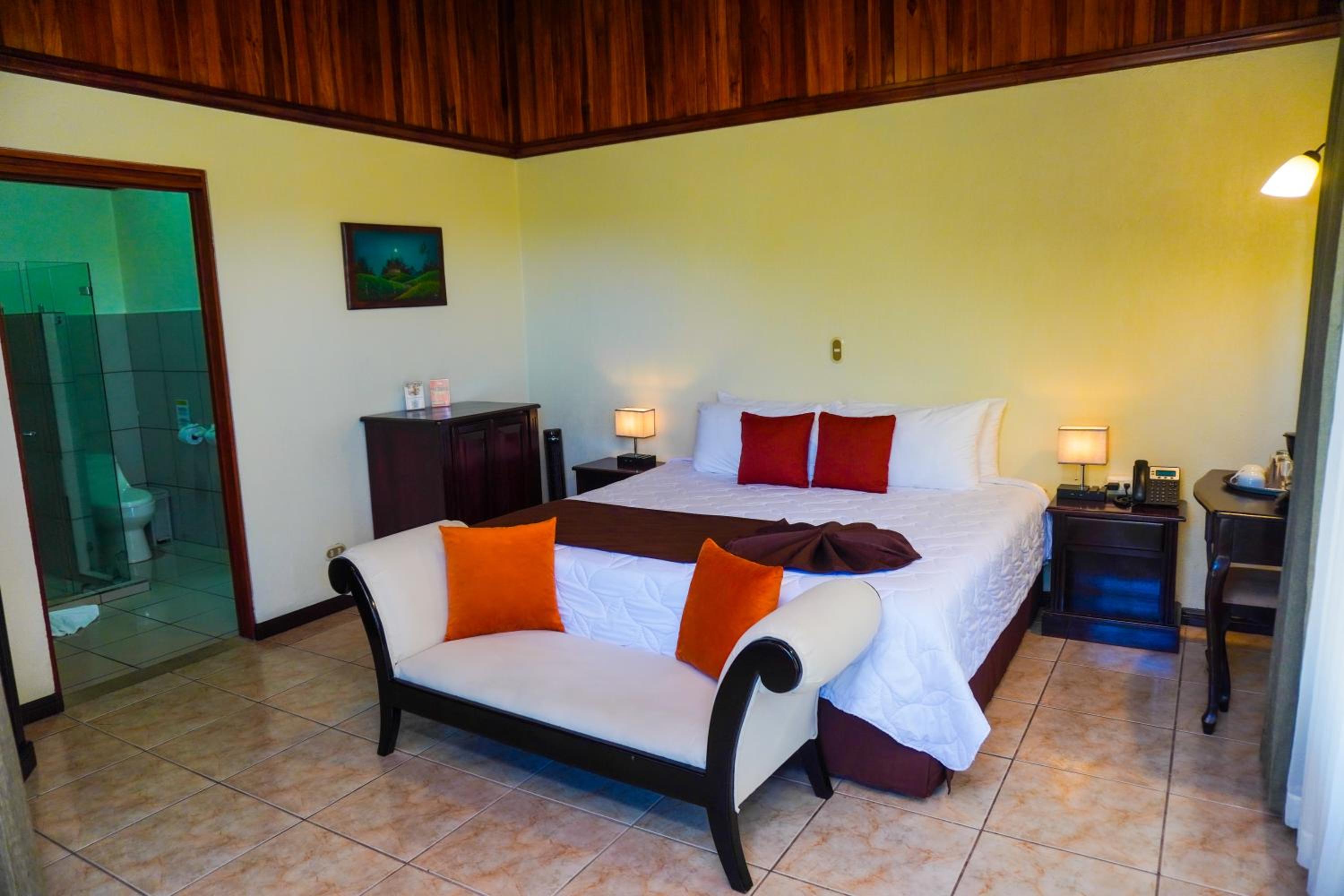 Bromelia Deluxe King Room - Photo 8