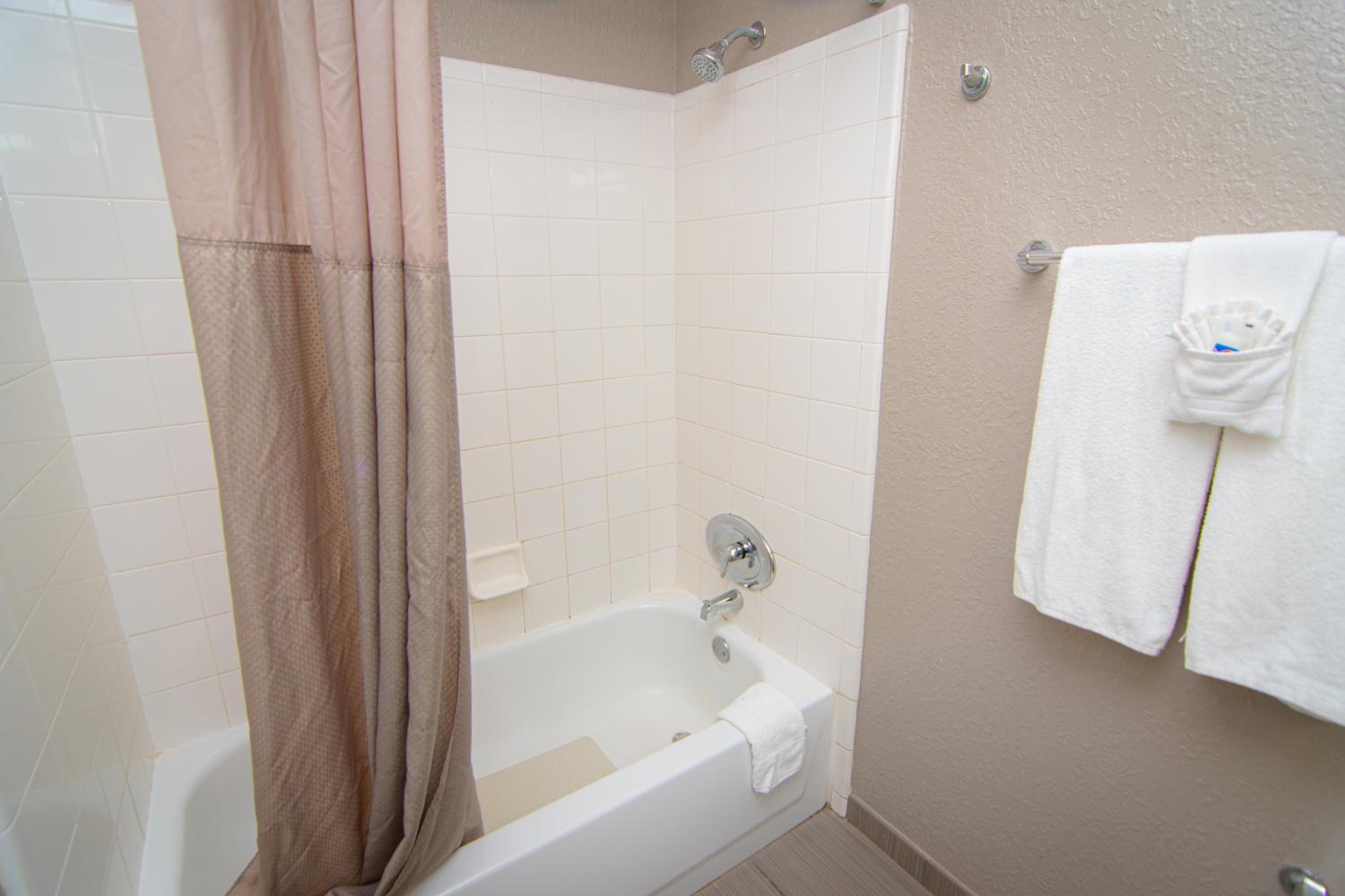 Queen Room - Non-Smoking - Photo 24