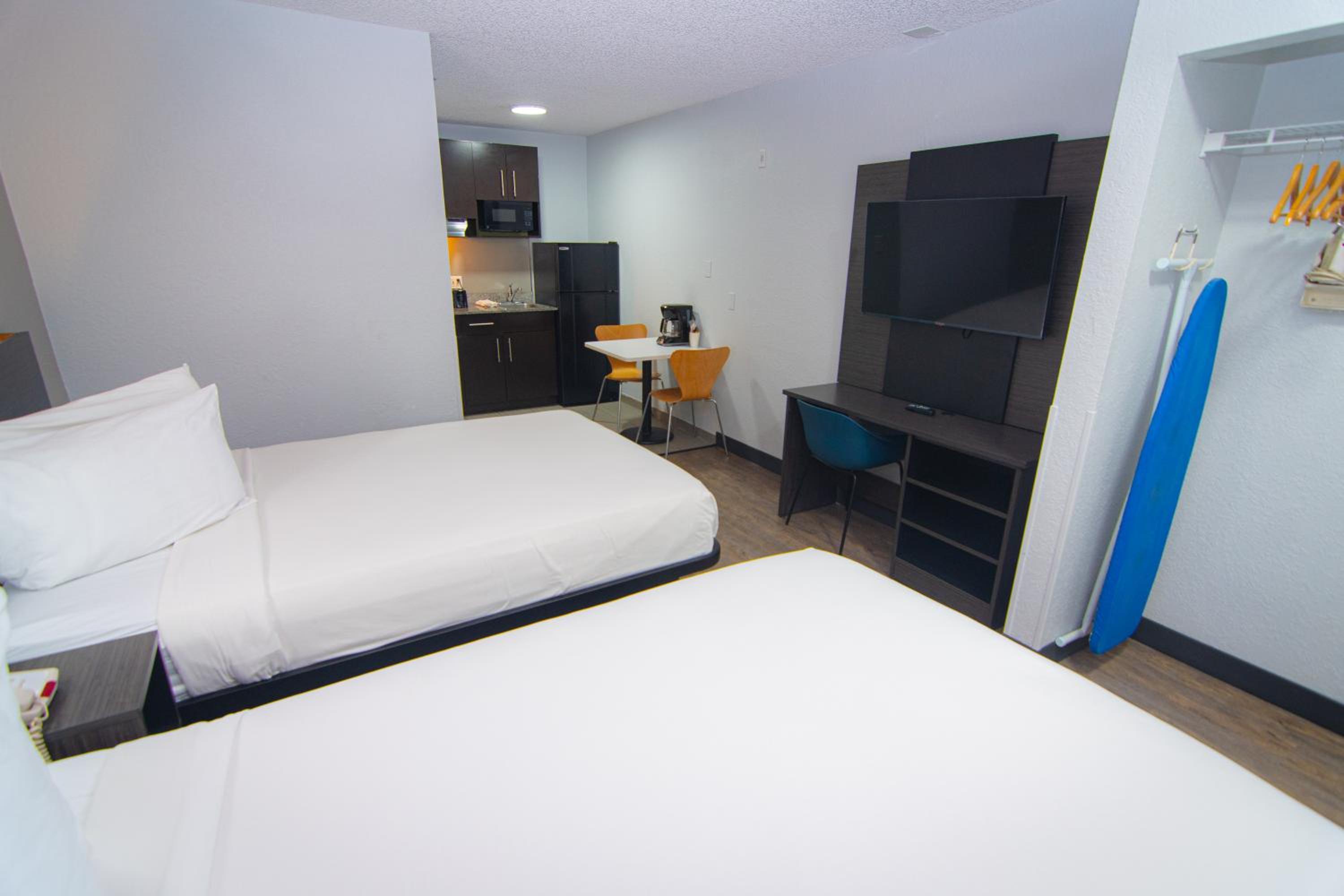 Queen Room with Two Queen Beds - Non-Smoking - Photo 30