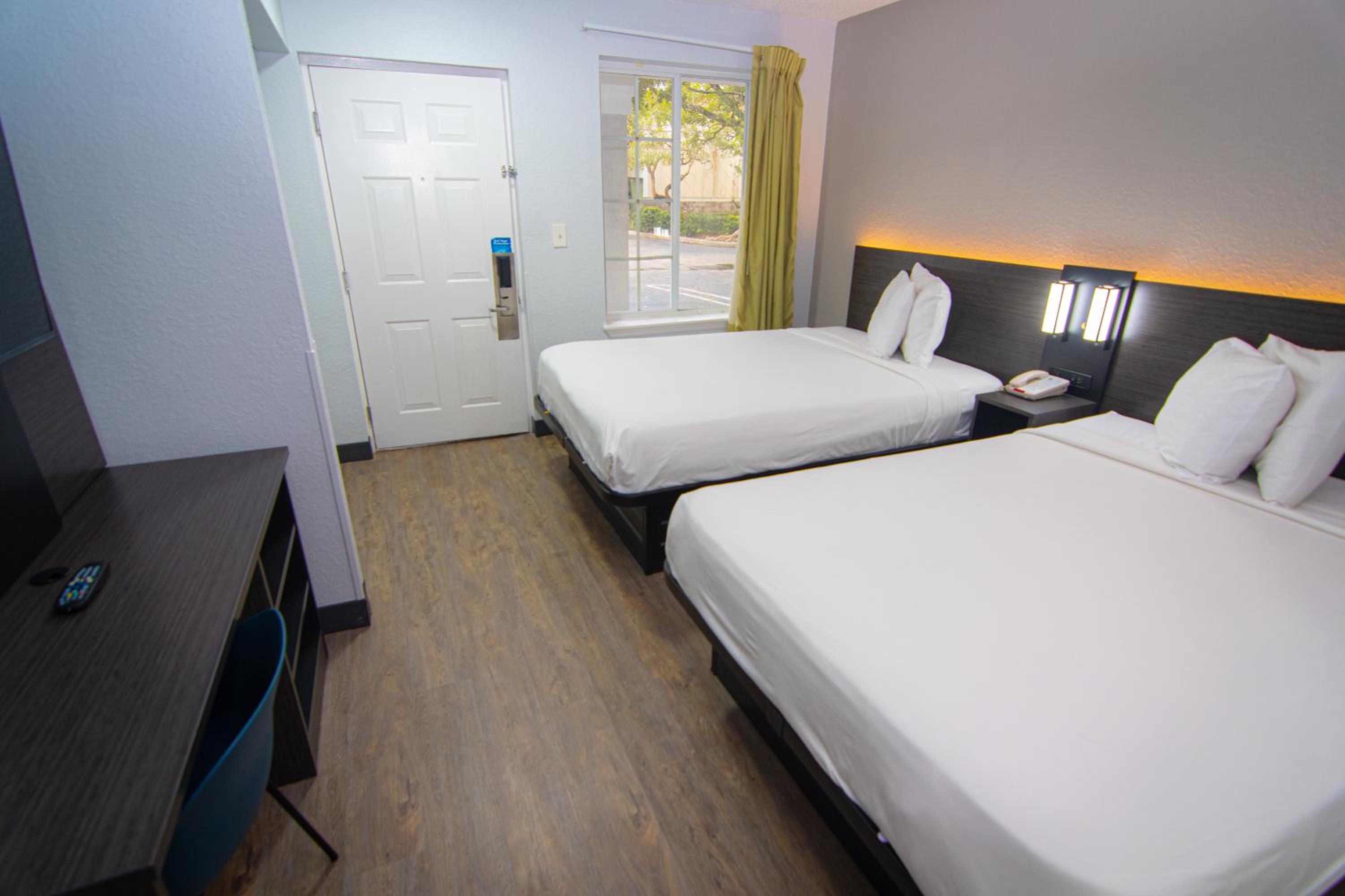 Queen Room with Two Queen Beds - Non-Smoking - Photo 31