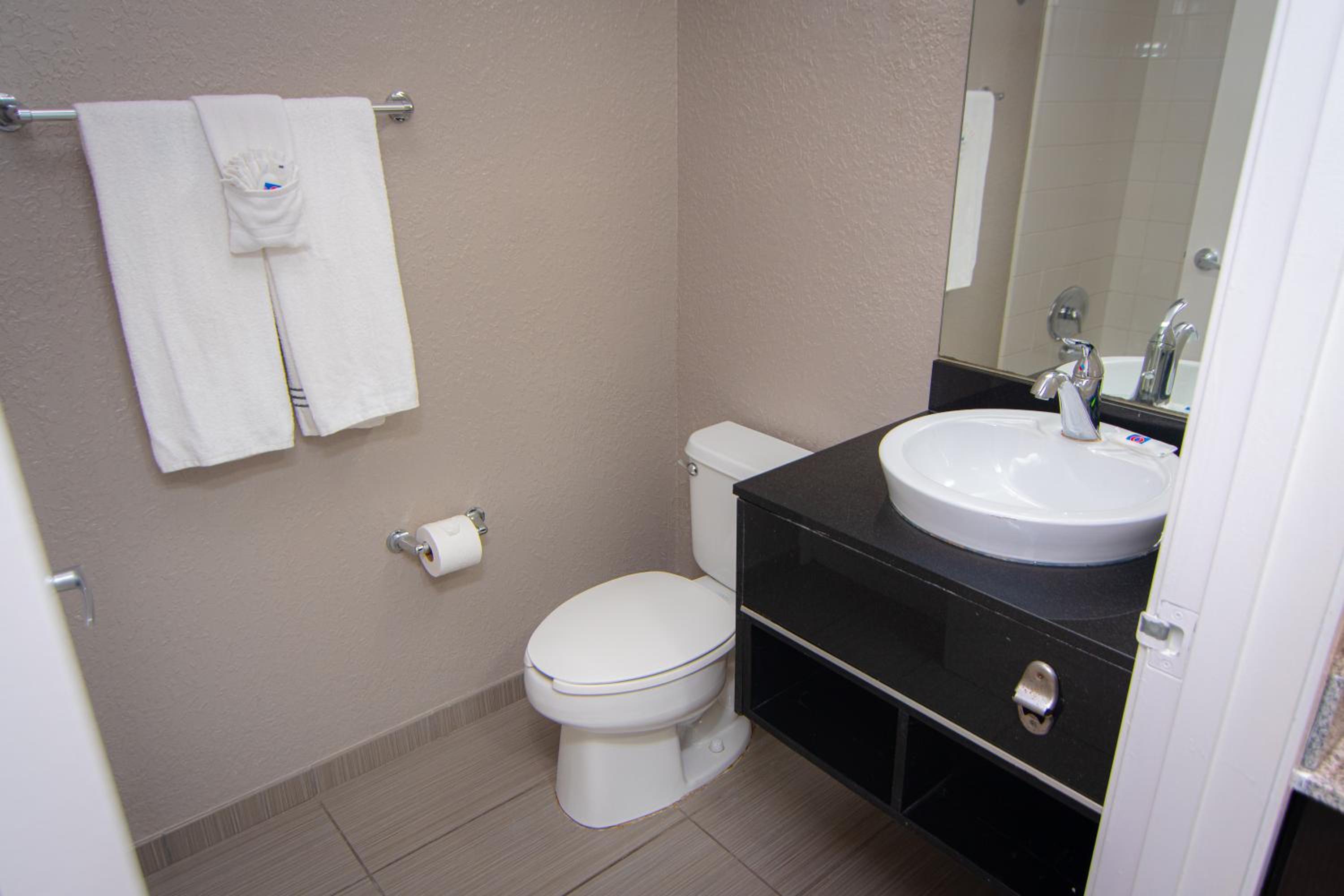 Queen Room - Non-Smoking - Photo 23