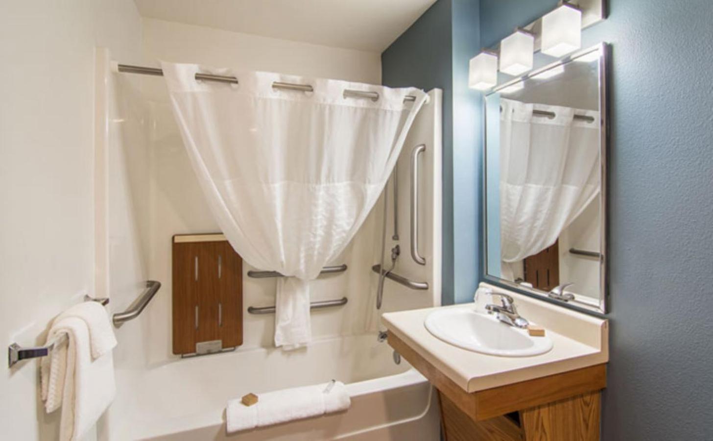 Queen Suite with Two Queen Beds and Tub - Disability Access/Non Smoking - Photo 10