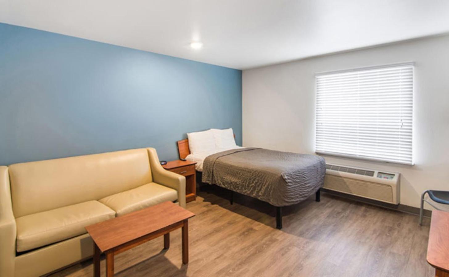 King Suite with Sofa - Non Smoking - Photo 1