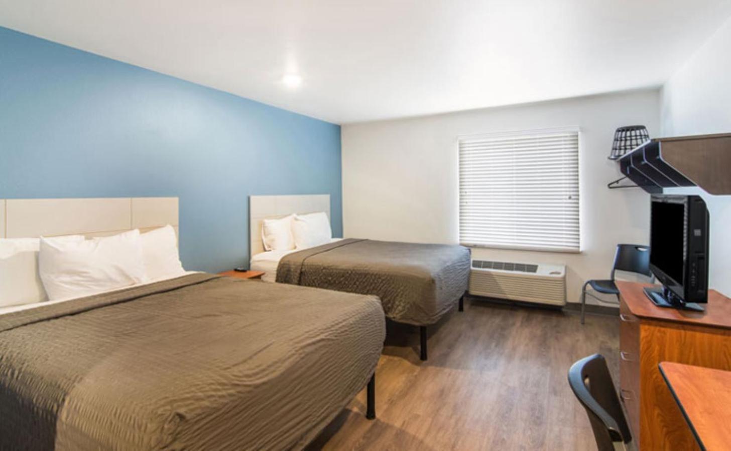 Queen Suite with Two Queen Beds and Tub - Disability Access/Non Smoking - Photo 2