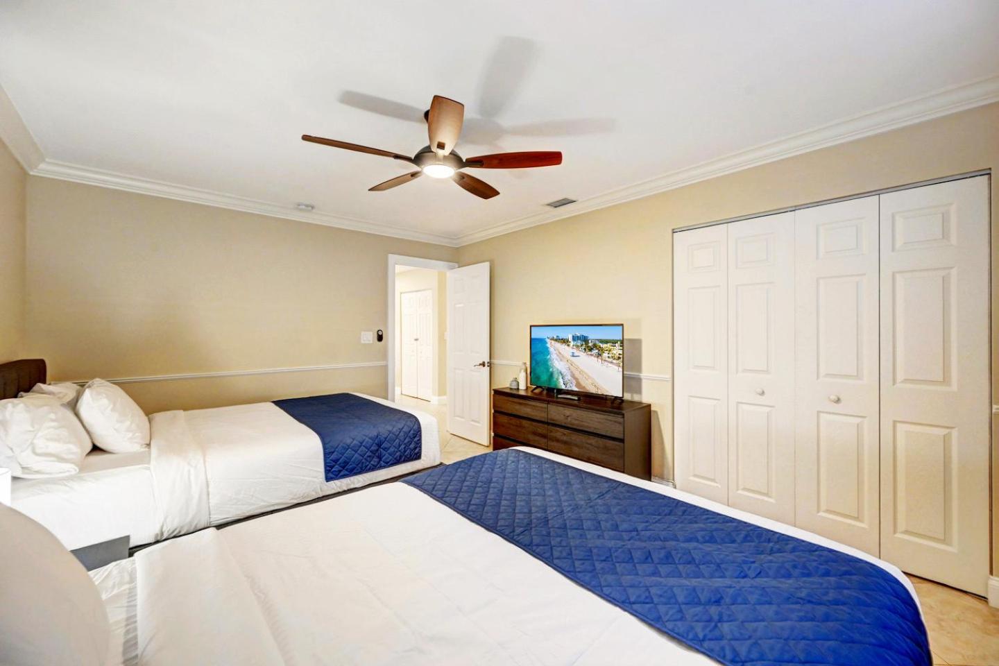 Five-Bedroom House photo 2
