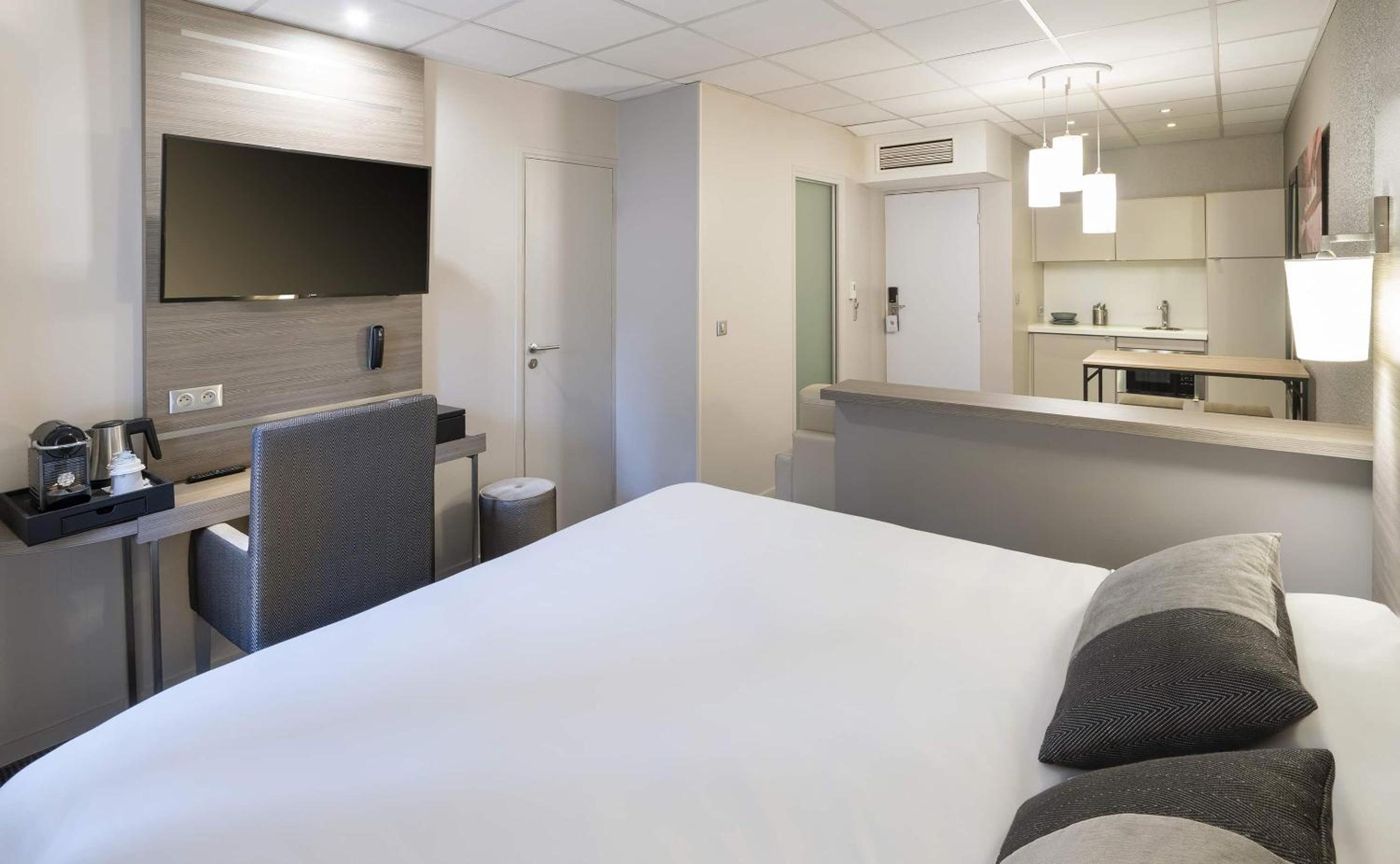 Superior King Room with Sofa Bed - Non-Smoking - Photo 1