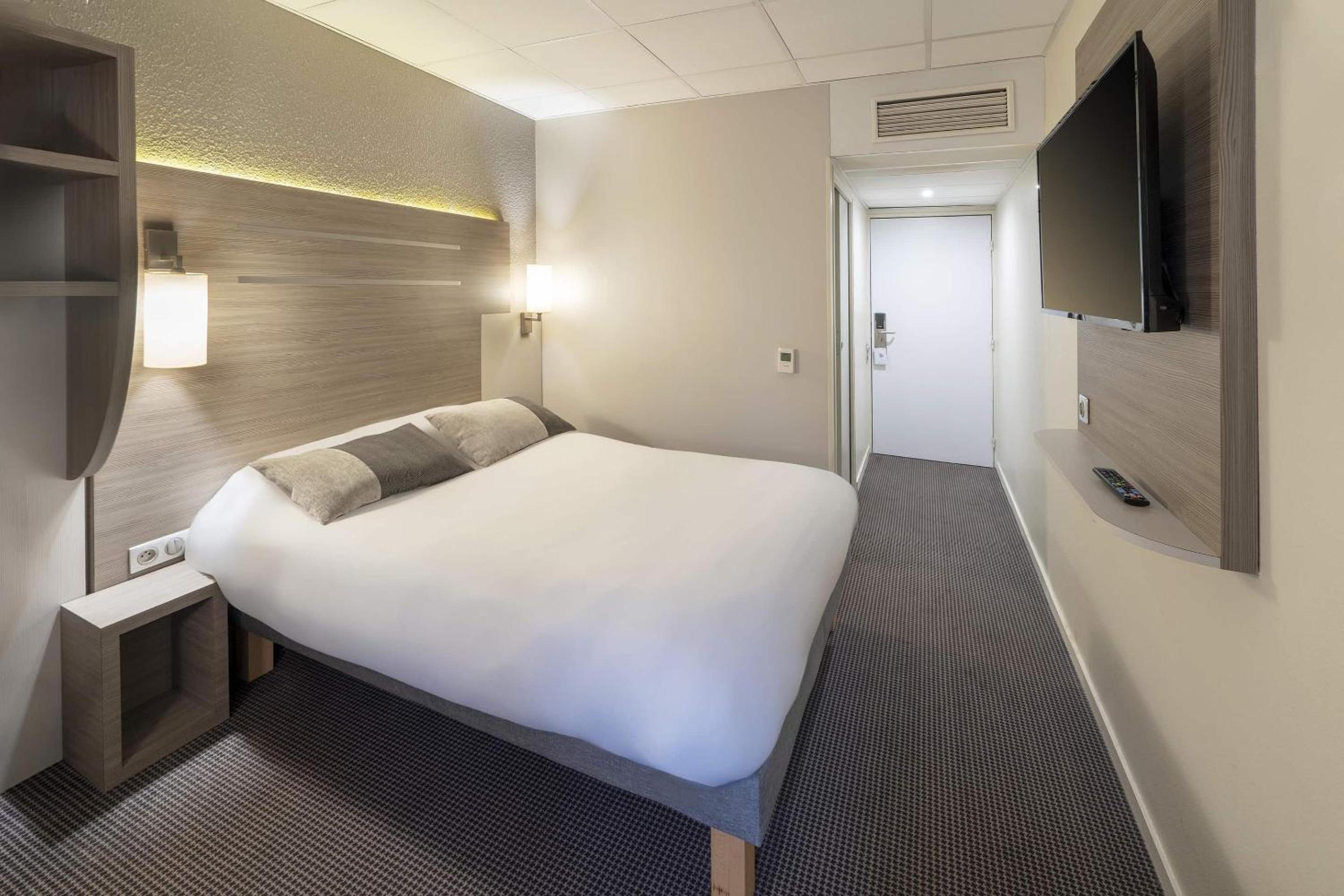 Standard King Room - Non-Smoking  - Photo 8