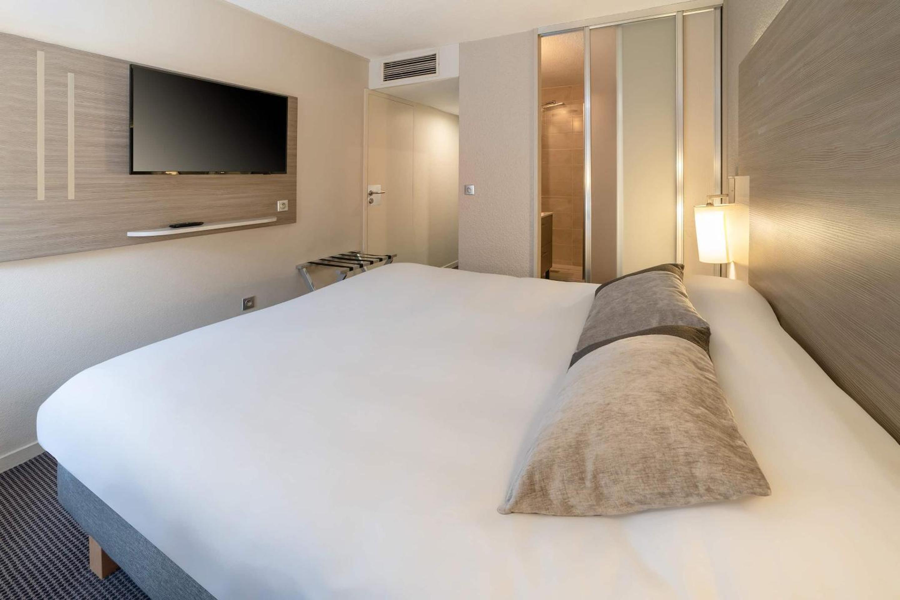 Standard King Room - Non-Smoking  - Photo 10