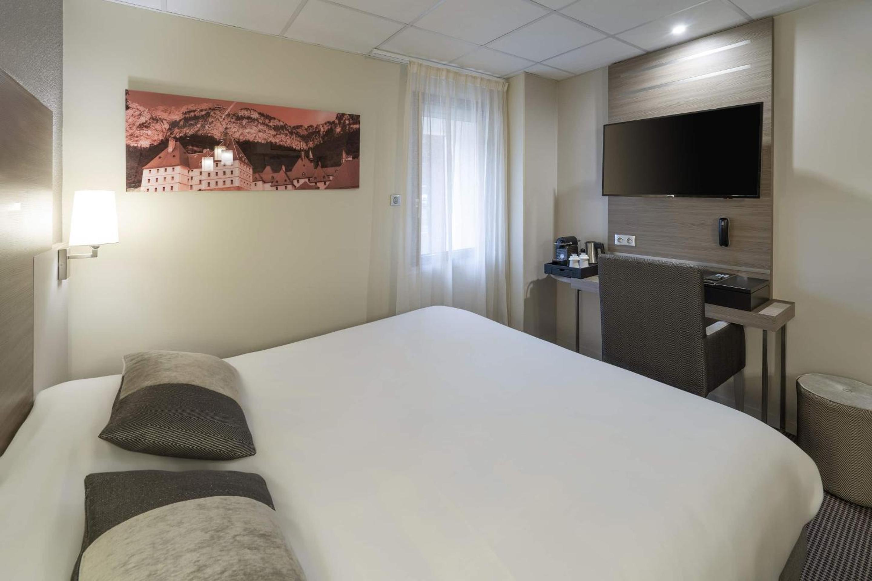 Standard King Room - Non-Smoking  - Photo 11