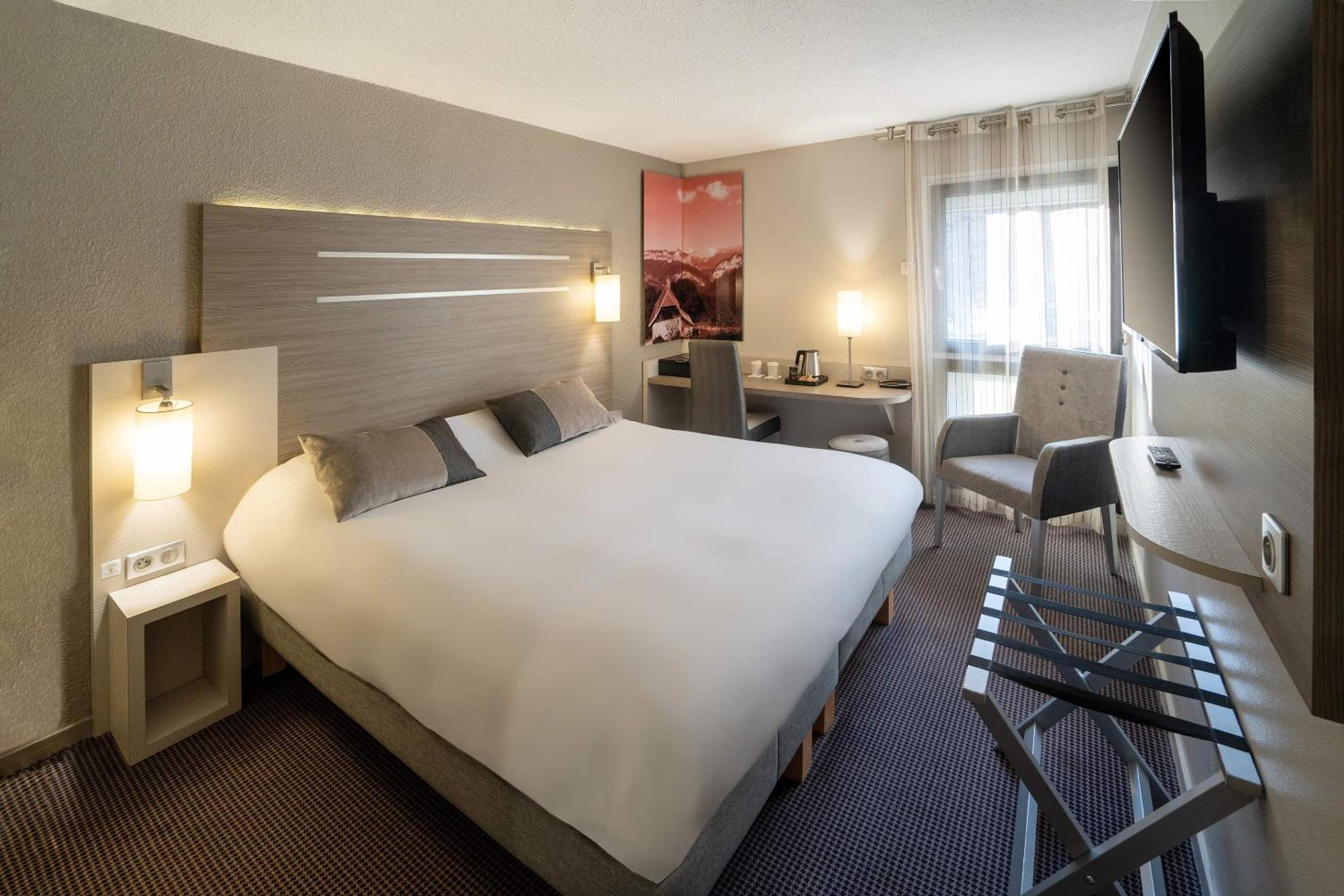 Standard King Room - Non-Smoking  - Photo 12