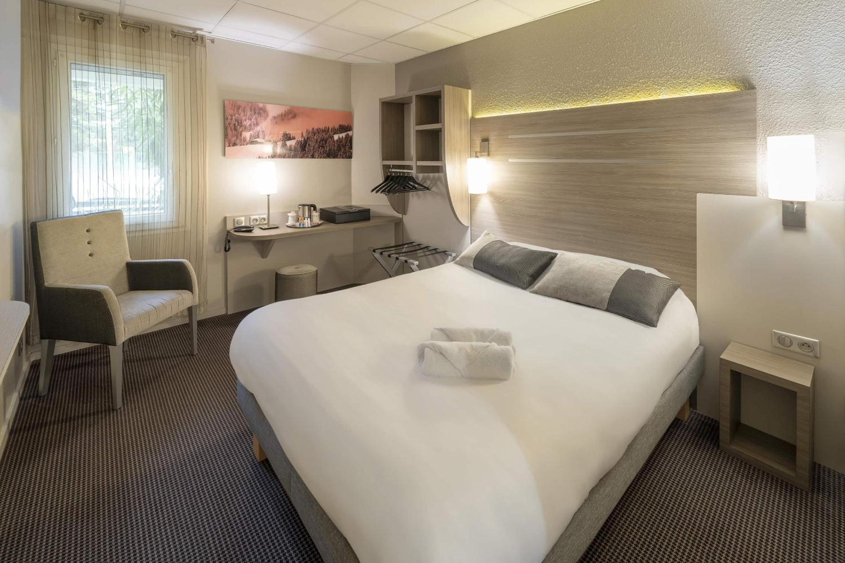 Standard King Room - Non-Smoking  - Photo 6