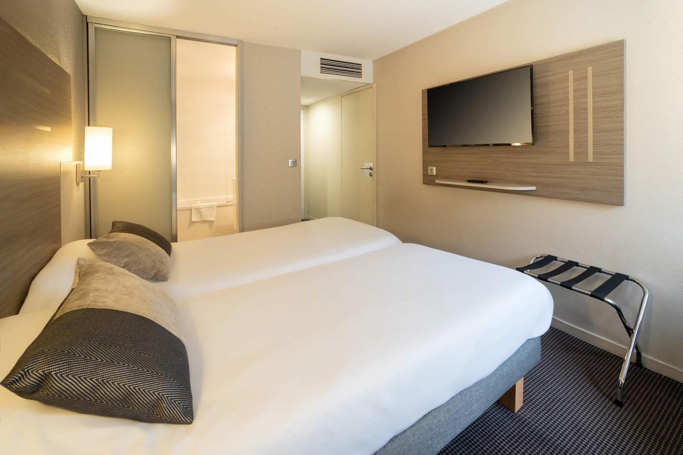 Standard Twin Room - Non-Smoking - Photo 2