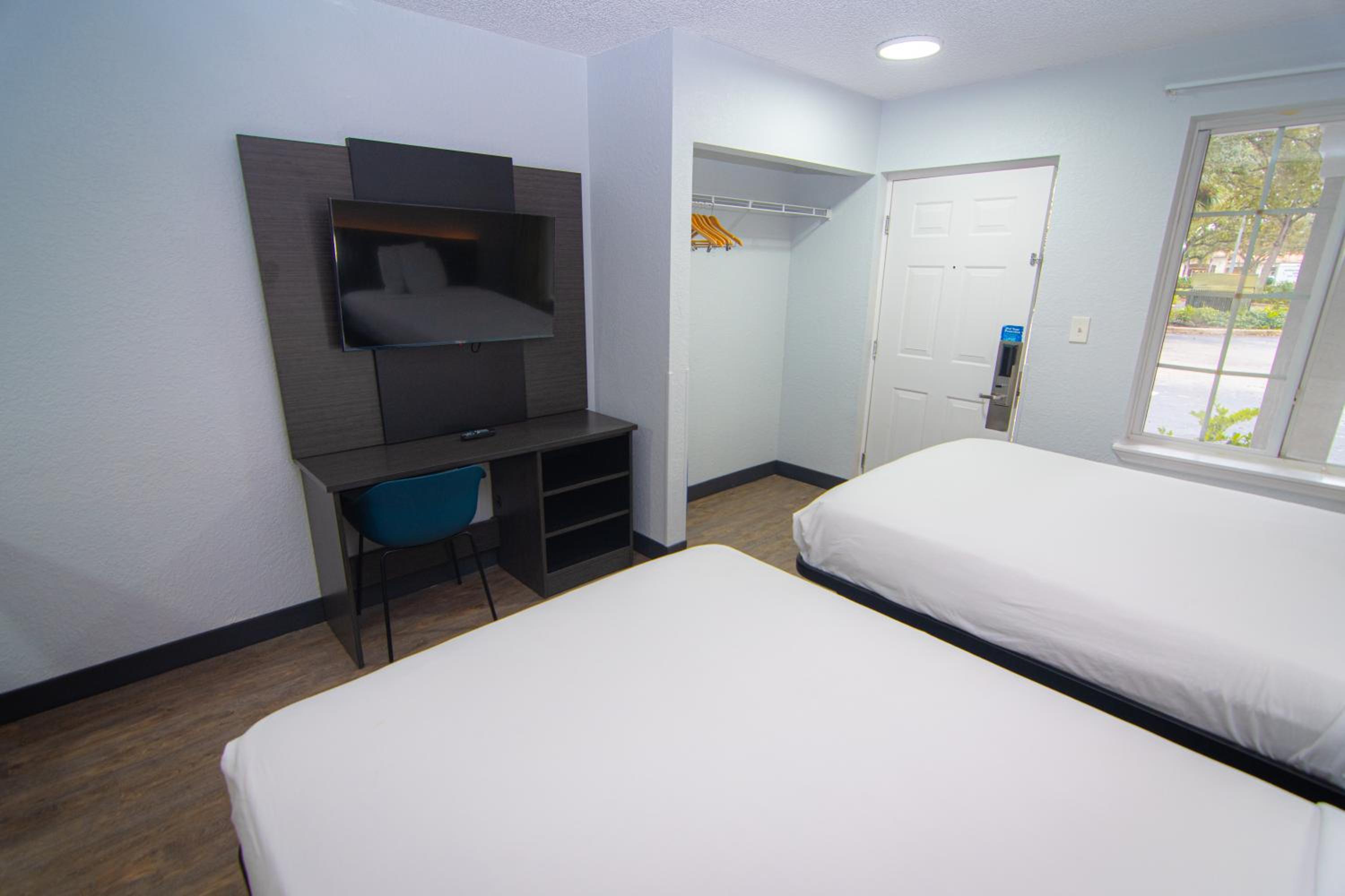 Queen Room with Two Queen Beds - Non-Smoking - Photo 5