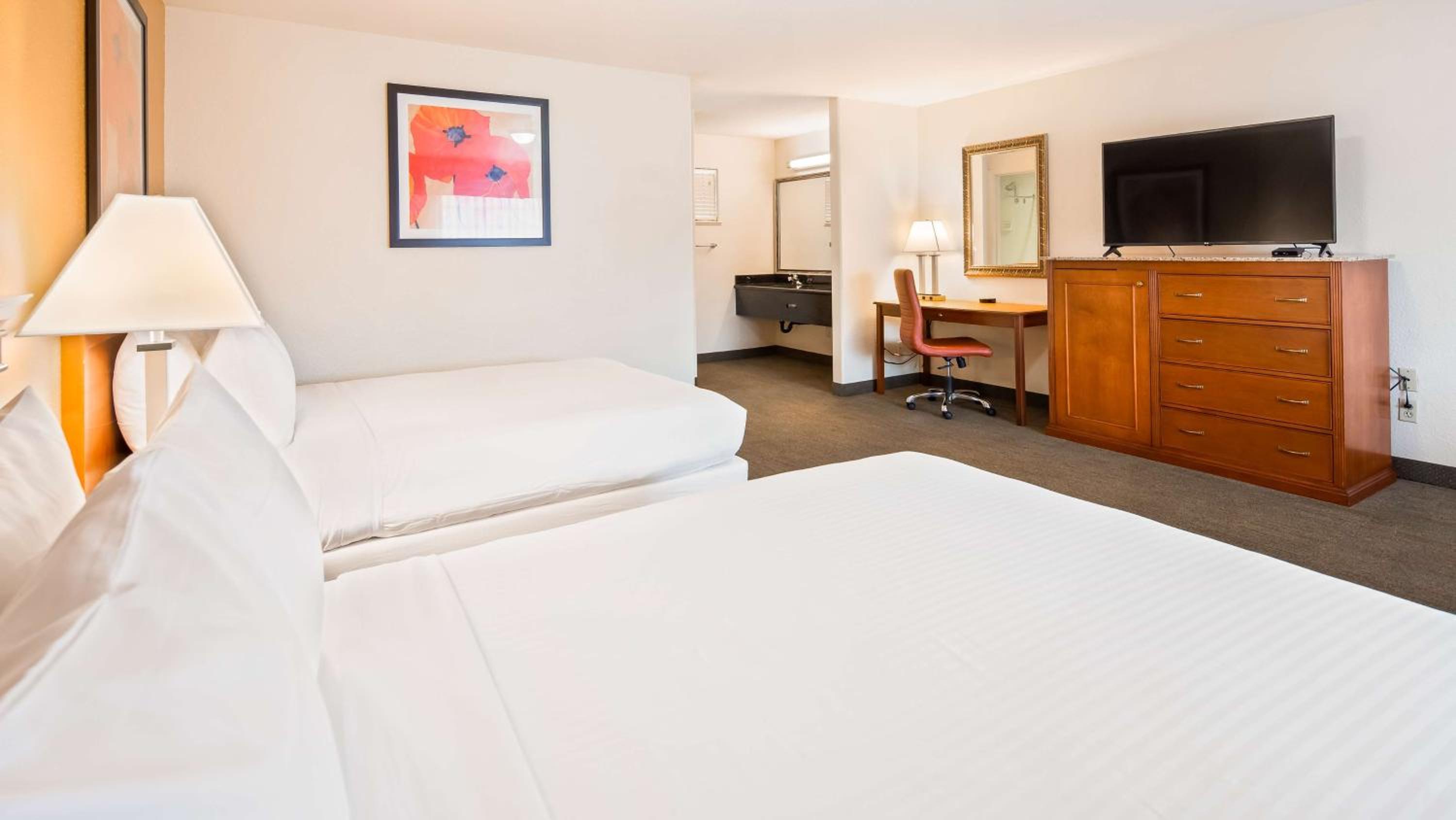 Queen Room with Two Queen Beds and Bath Tub - Disability Access/Non-Smoking  photo 2