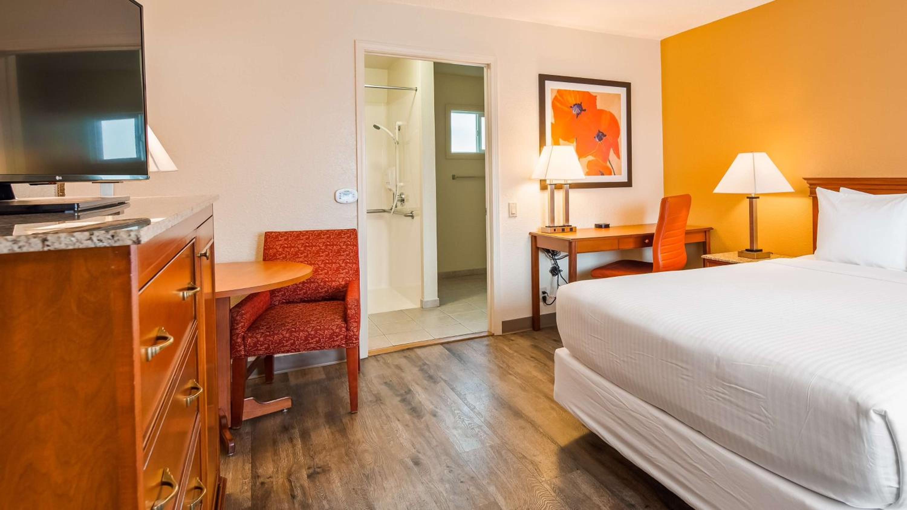 Queen Room with Roll-In Shower - Mobility Access photo 3