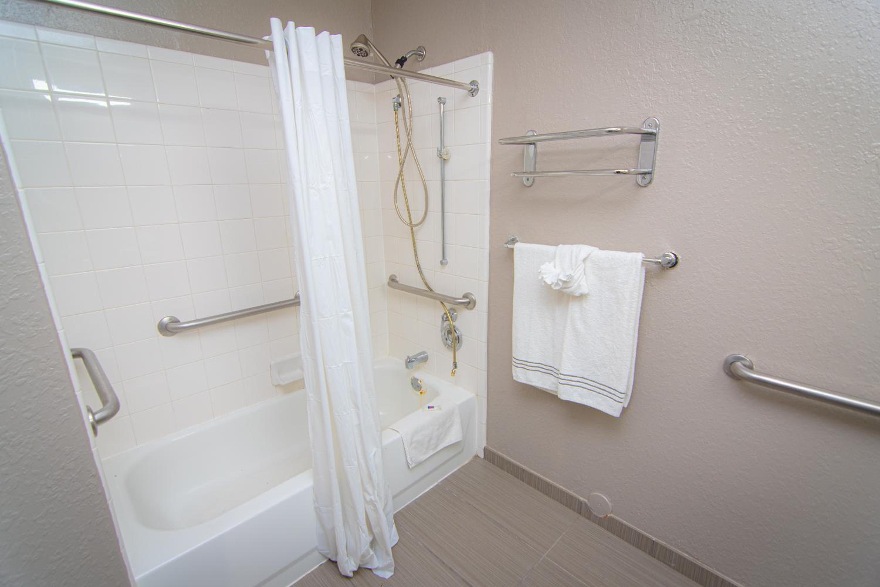 Quadruple Room - Disability Access - Non-Smoking - Photo 16