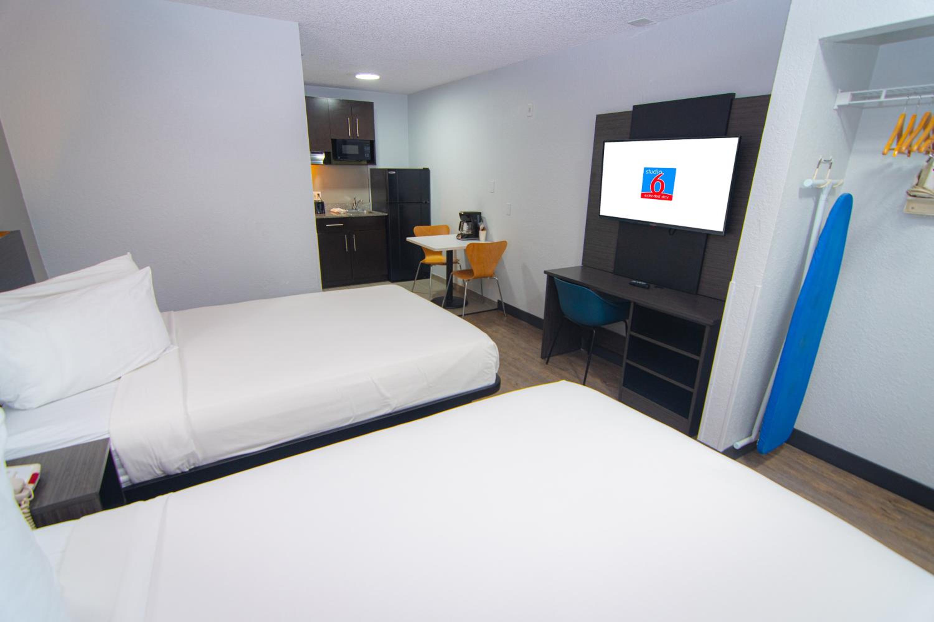 Queen Room with Two Queen Beds - Non-Smoking - Photo 7