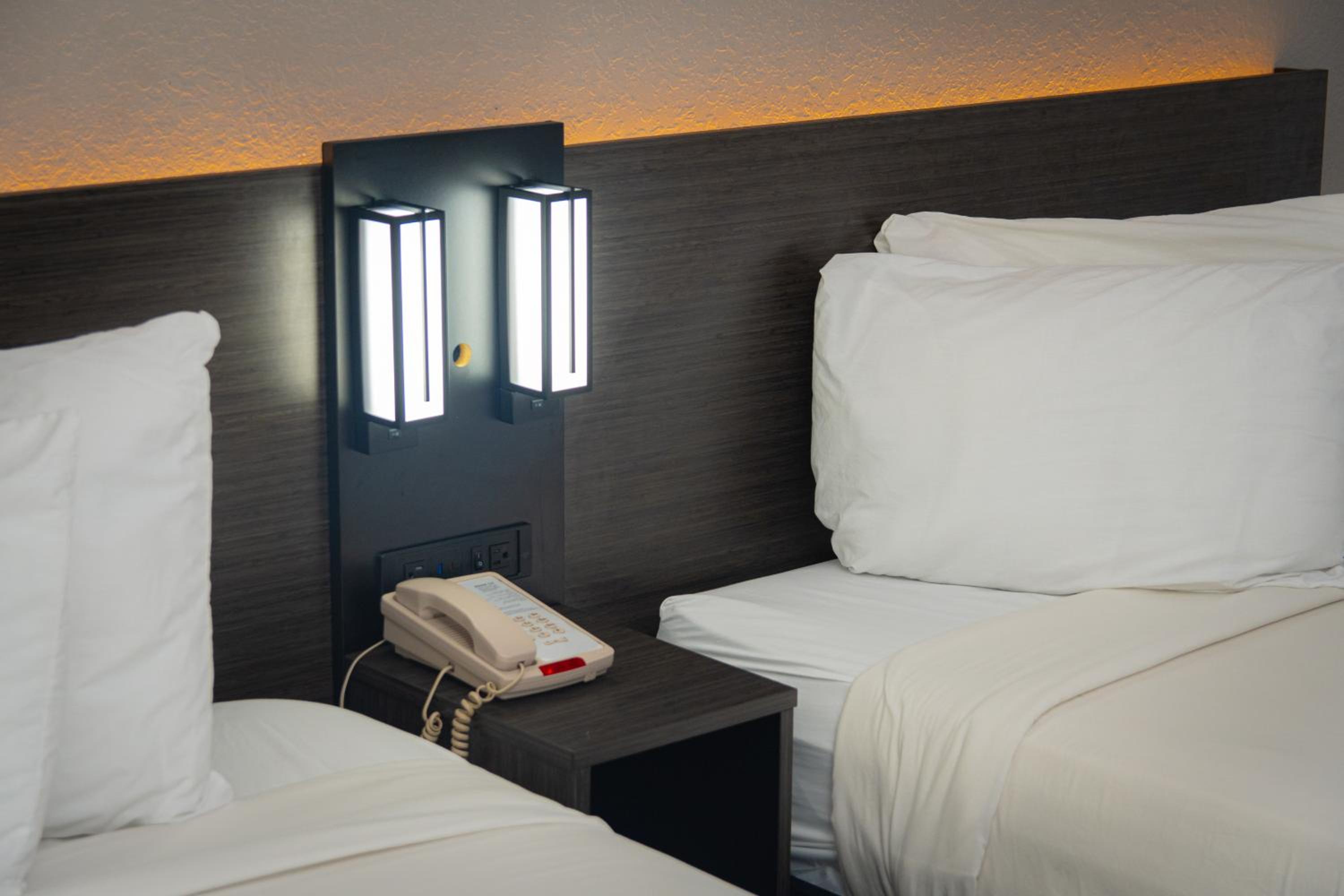 Queen Room with Two Queen Beds - Non-Smoking - Photo 17