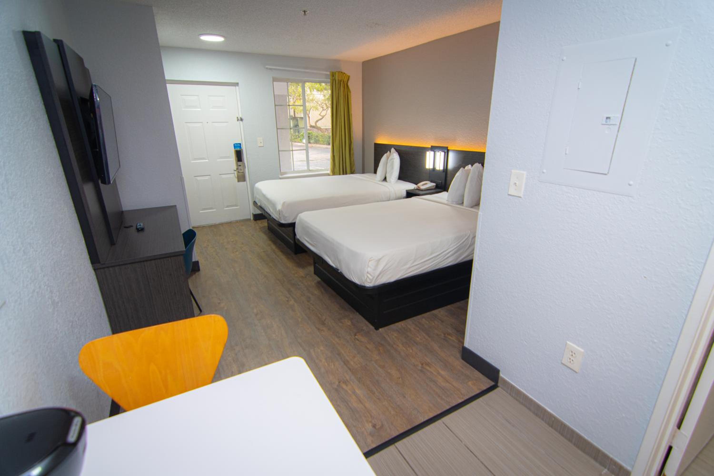 Queen Room with Two Queen Beds - Non-Smoking - Photo 11