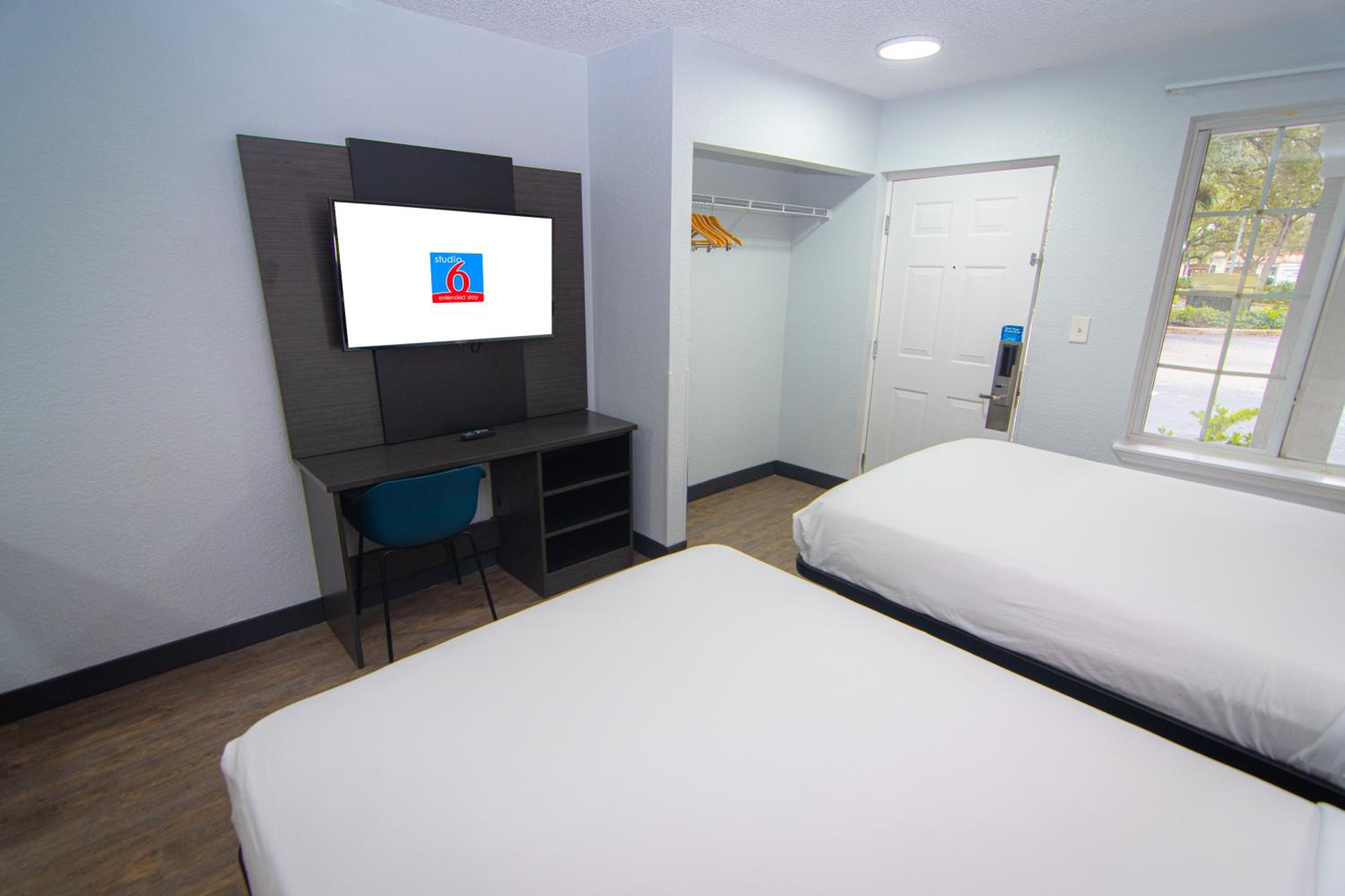 Queen Room with Two Queen Beds - Non-Smoking - Photo 10