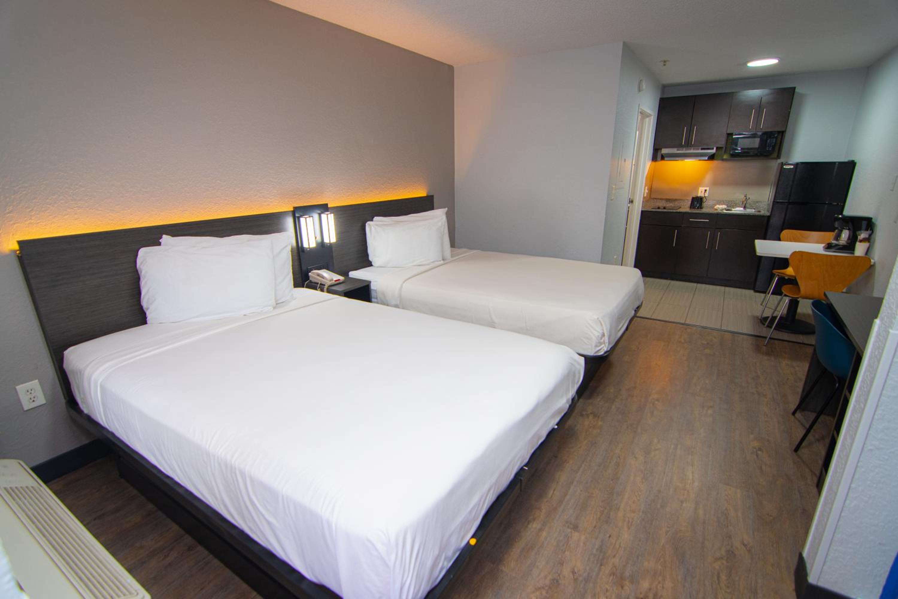 Queen Room with Two Queen Beds - Non-Smoking - Photo 14