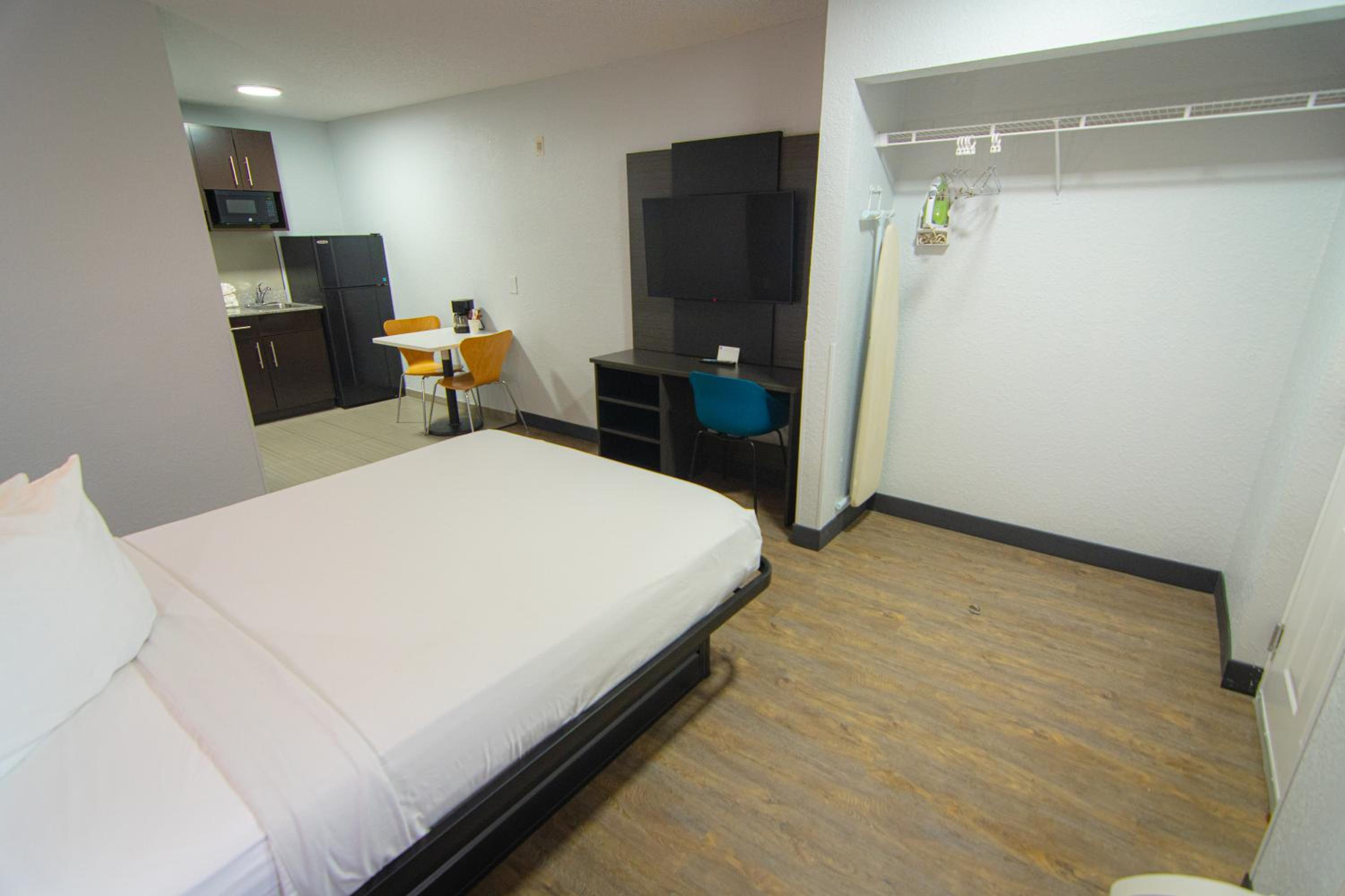 Queen Room - Non-Smoking - Photo 5