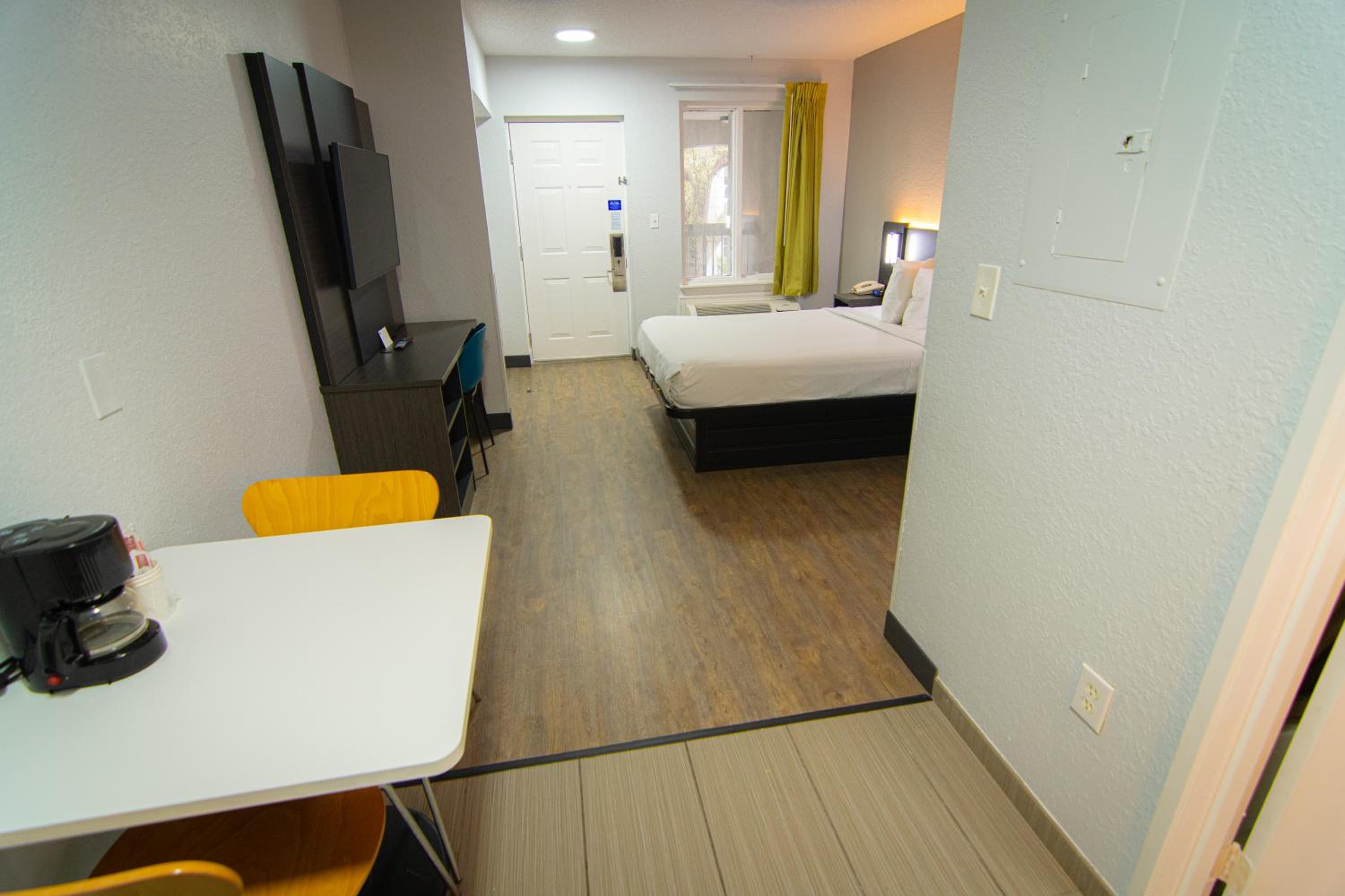 Queen Room - Non-Smoking - Photo 7