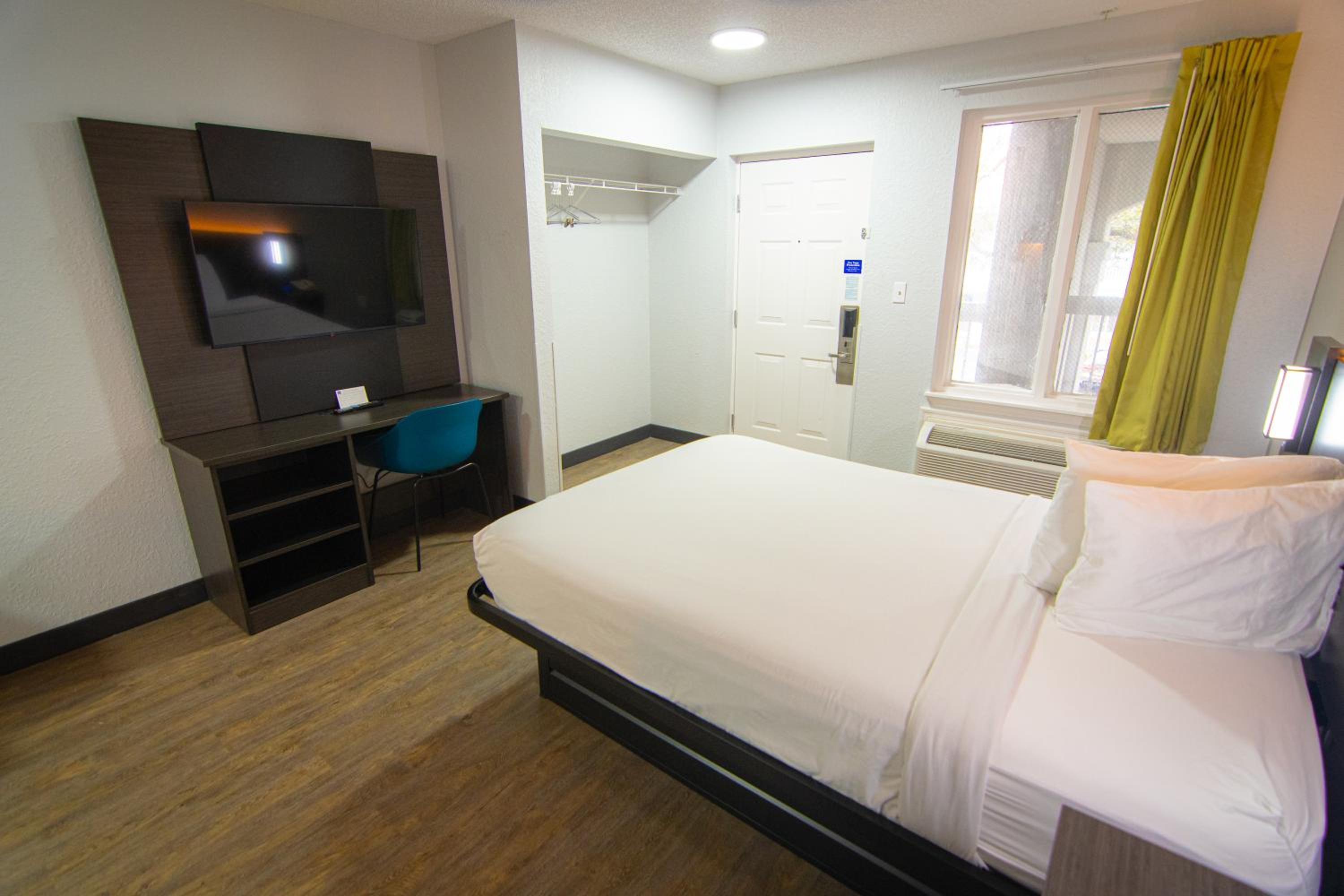 Queen Room - Non-Smoking - Photo 26