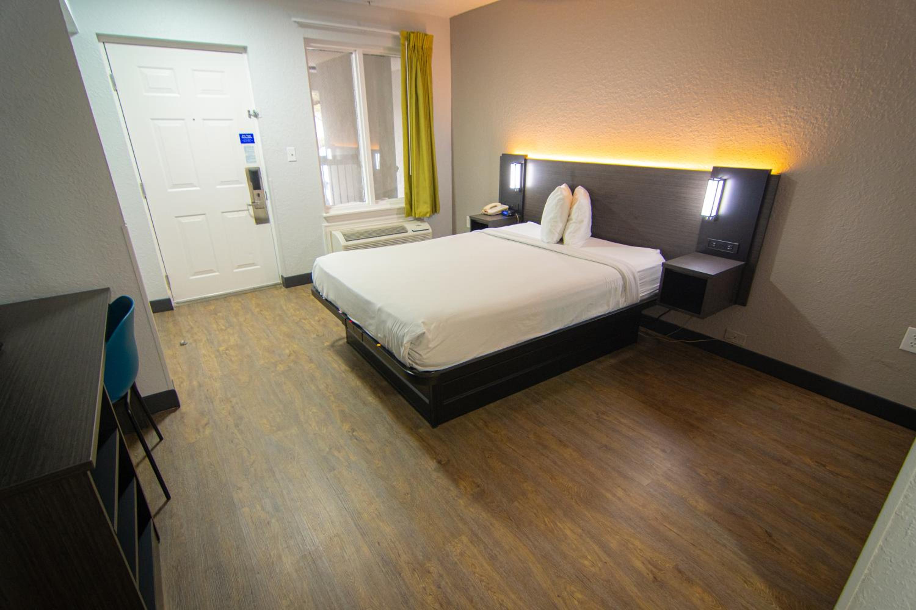 Queen Room - Non-Smoking - Photo 16
