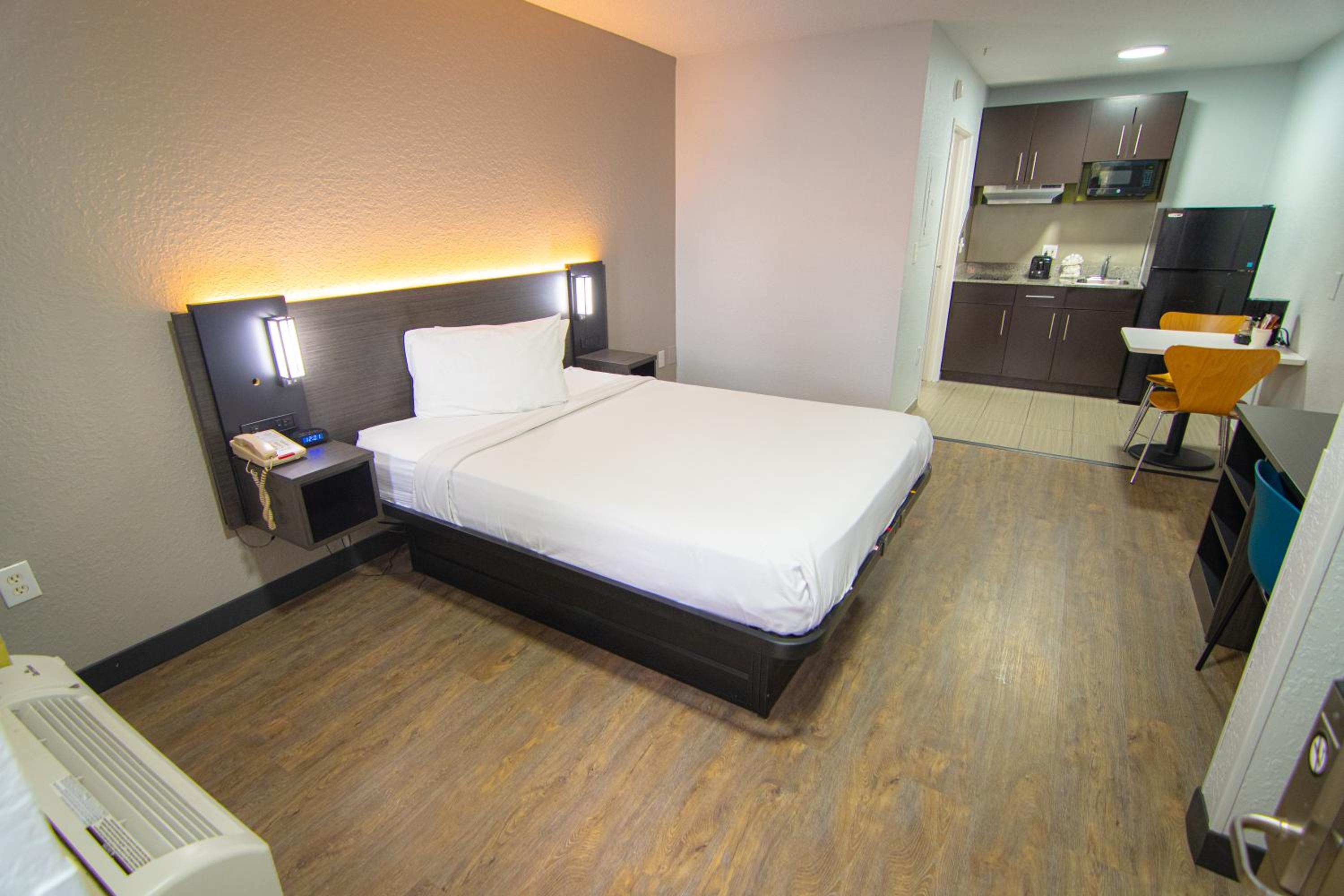 Queen Room - Non-Smoking - Photo 17