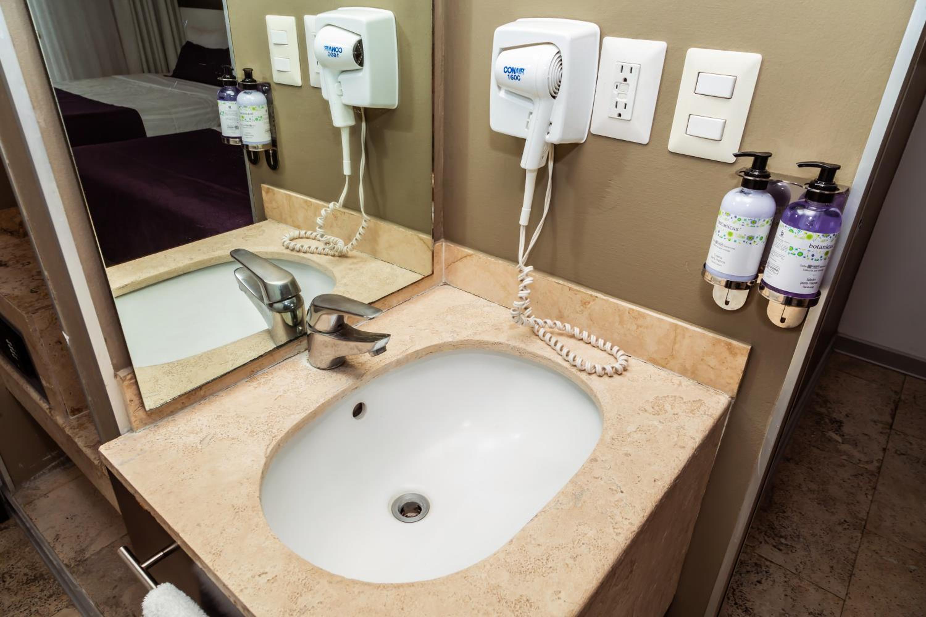 Deluxe Room, 2 Double - Photo 8