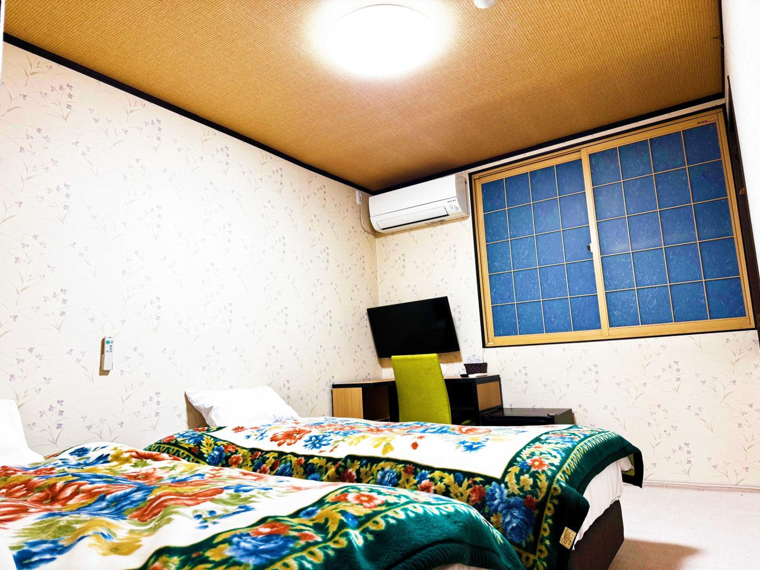 Economy Twin Room photo 1