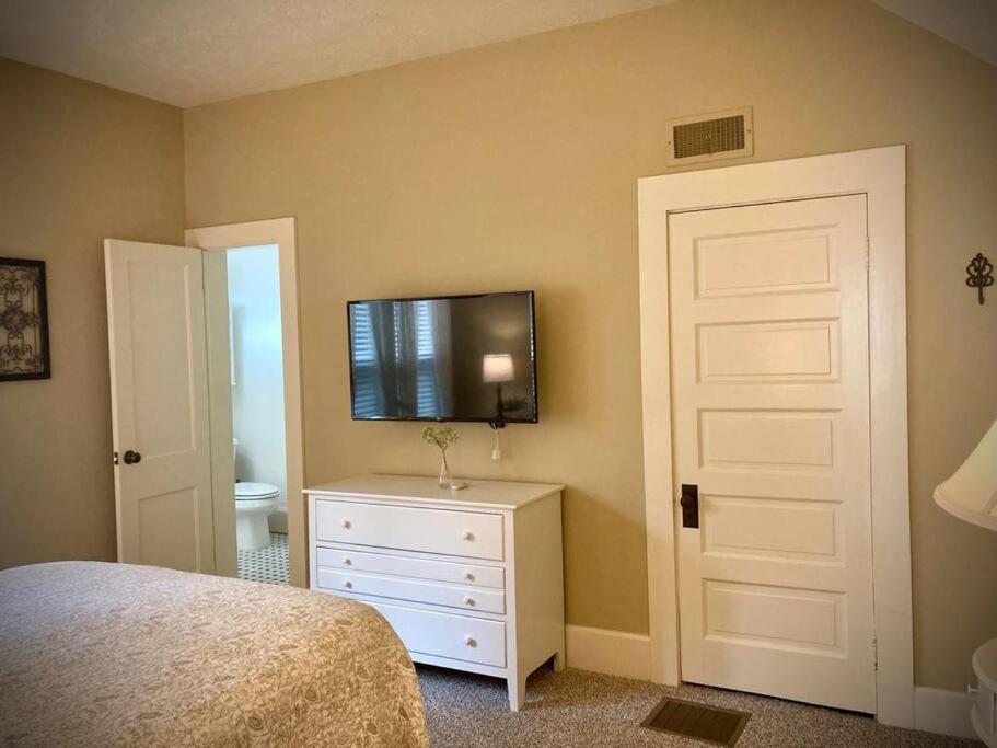 Five-Bedroom House photo 1