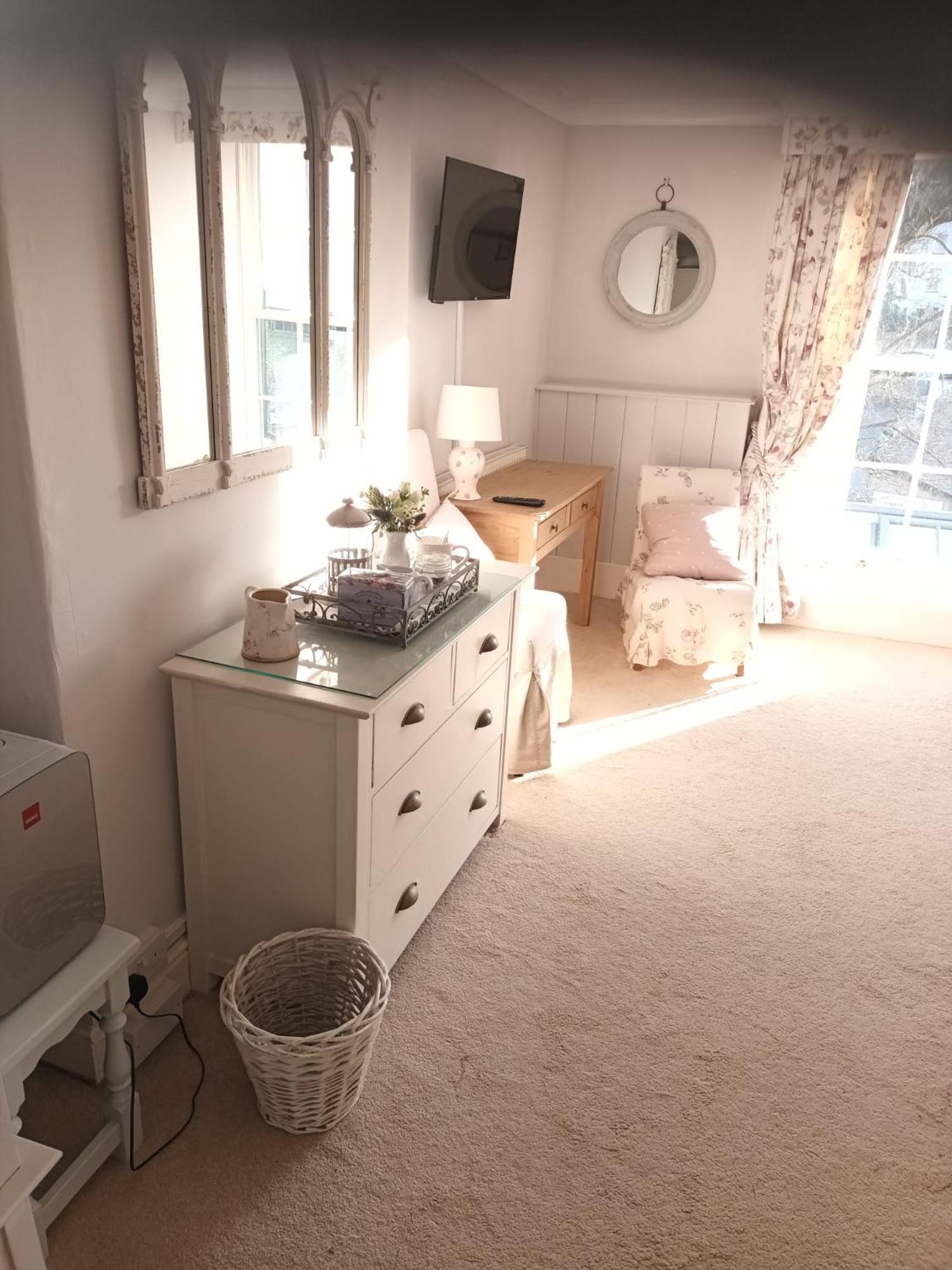 Twin Room with Private Bathroom photo 3