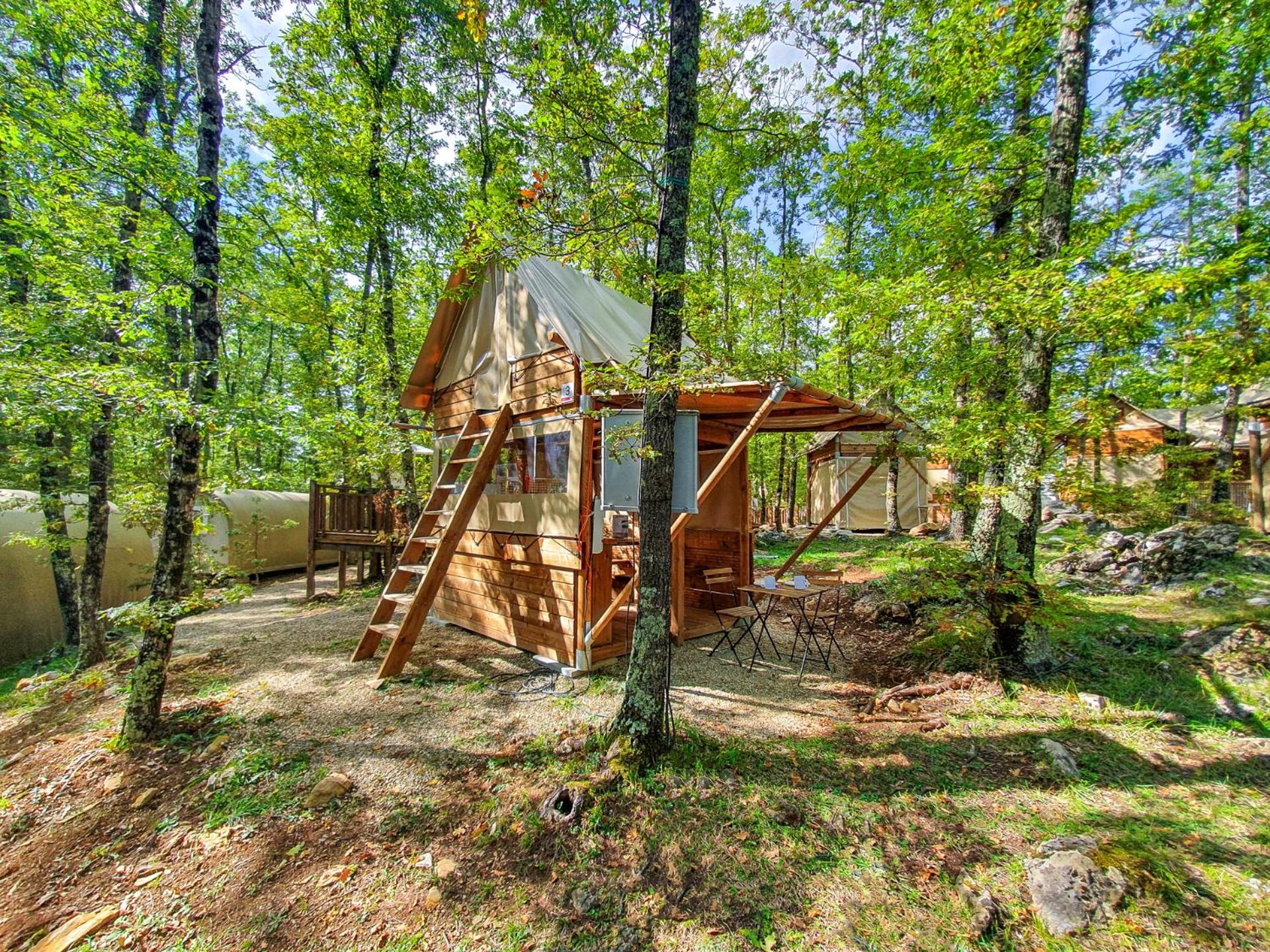 Standard Tent Split level with Shared Bathroom photo 2