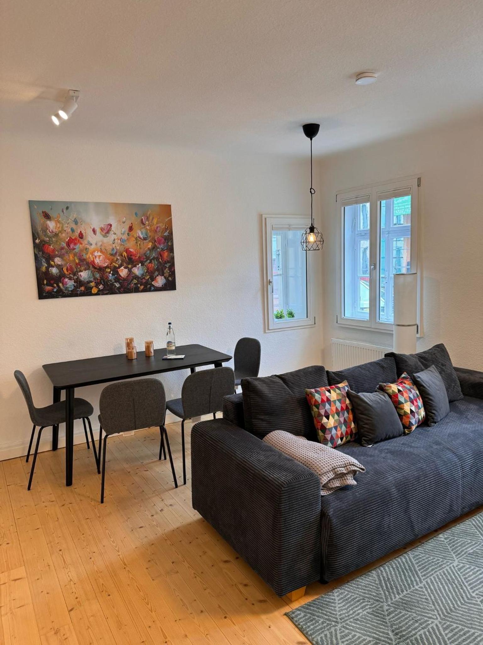 One-Bedroom Apartment photo 1