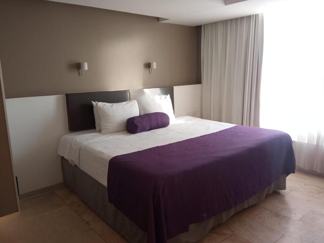 Deluxe Room, 1 King - Photo 2