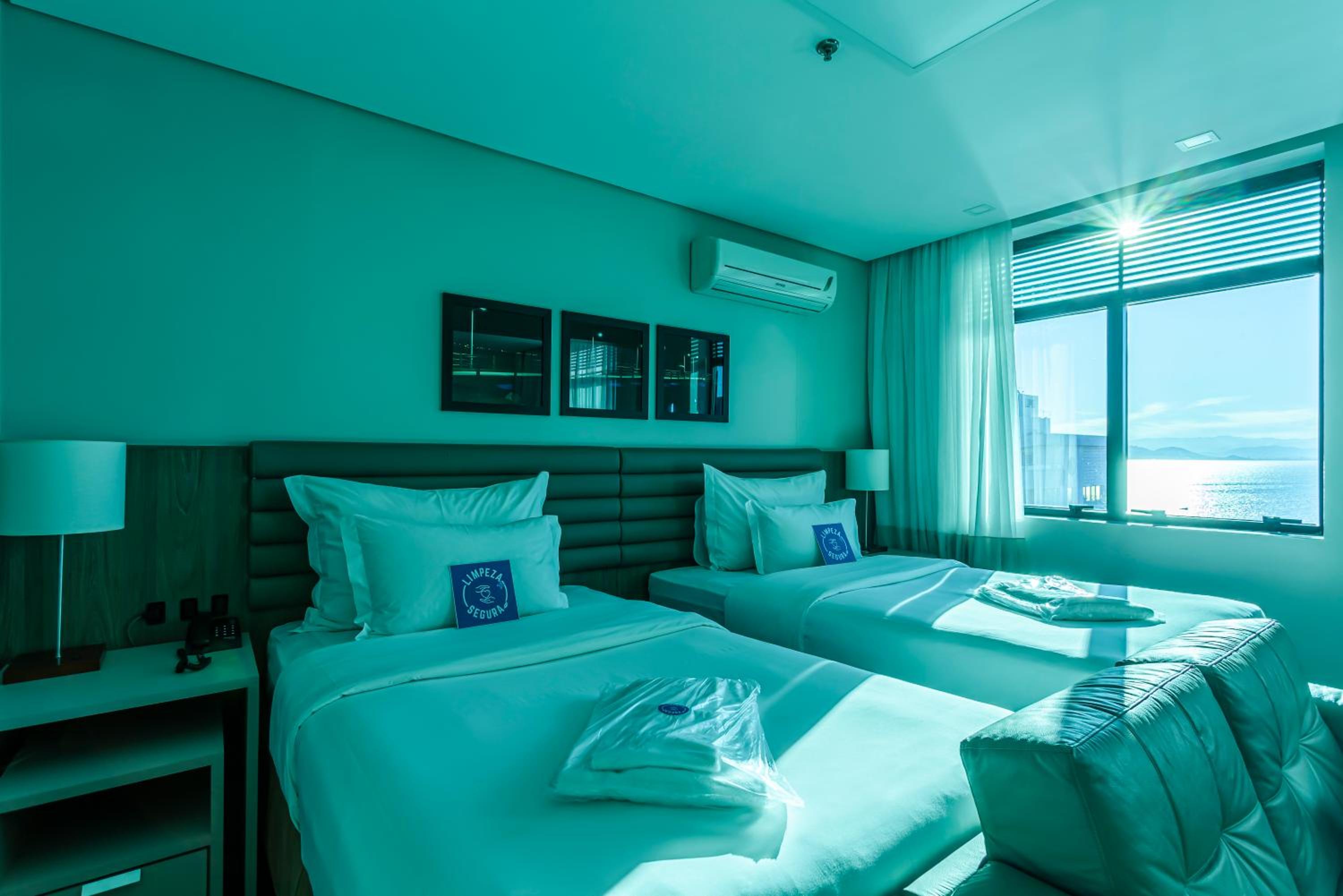 Executive Suite with Twin Beds - Photo 1