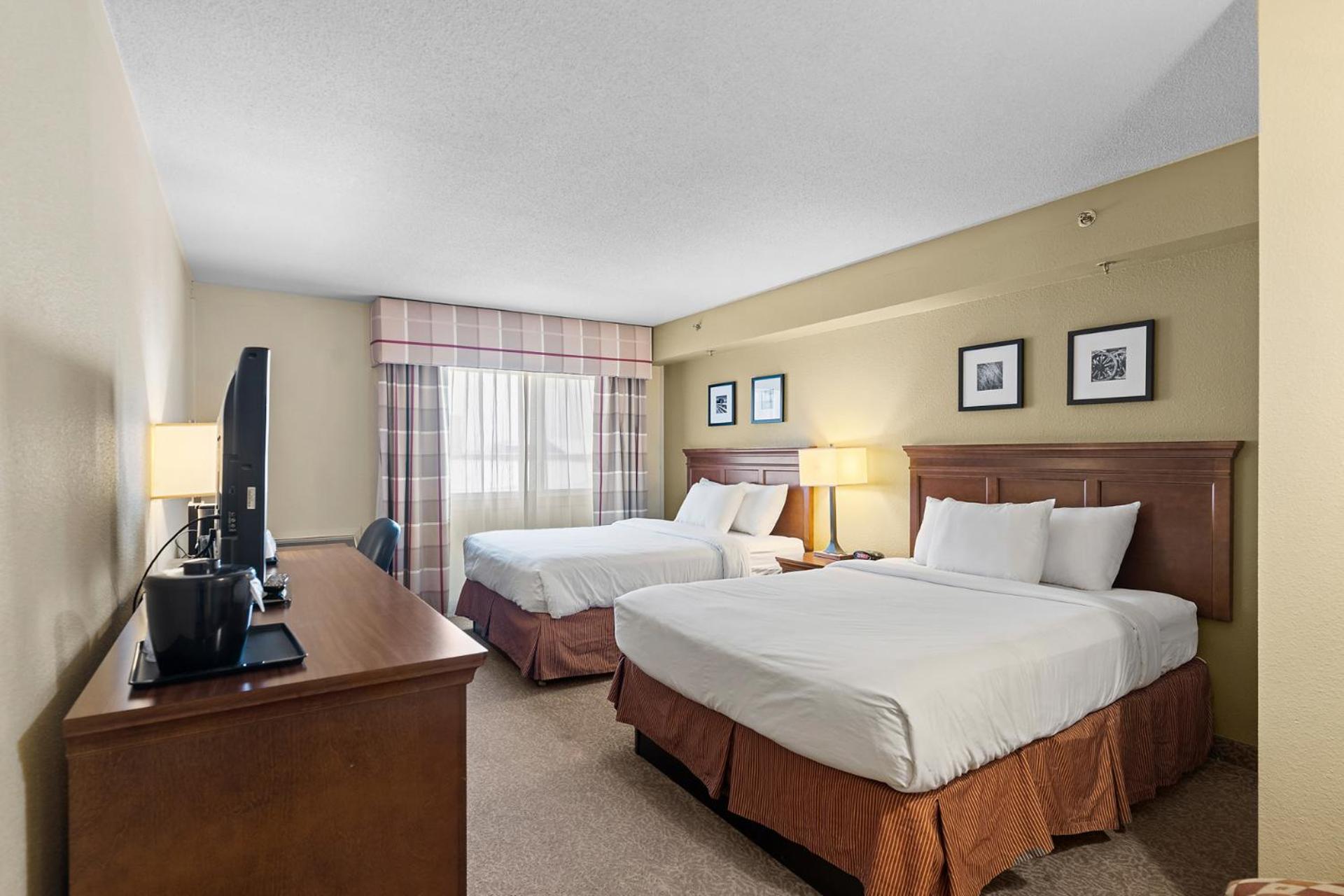 Standard Queen Room with Two Queen Beds - Photo 2