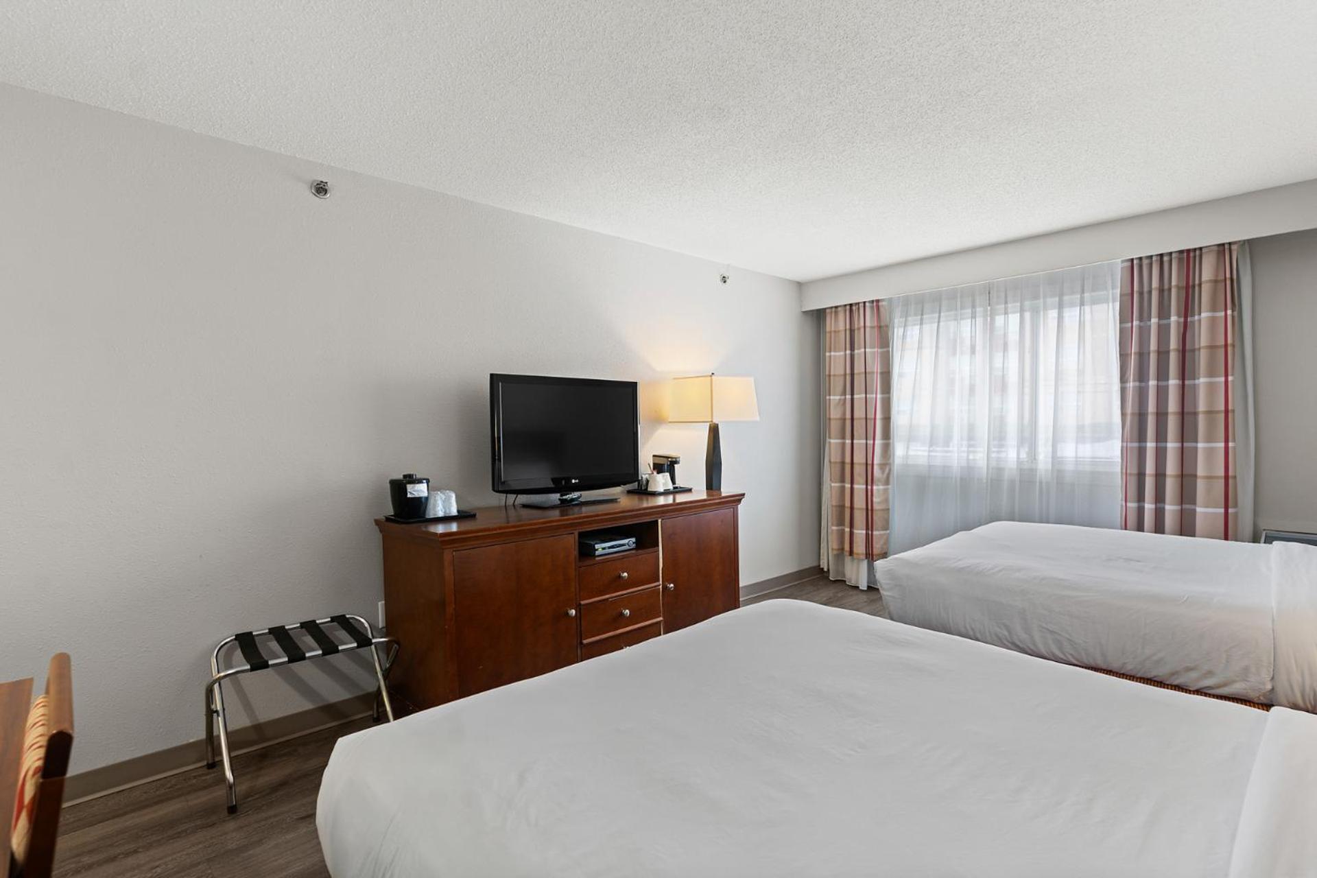 Standard Queen Room with Two Queen Beds - Photo 3
