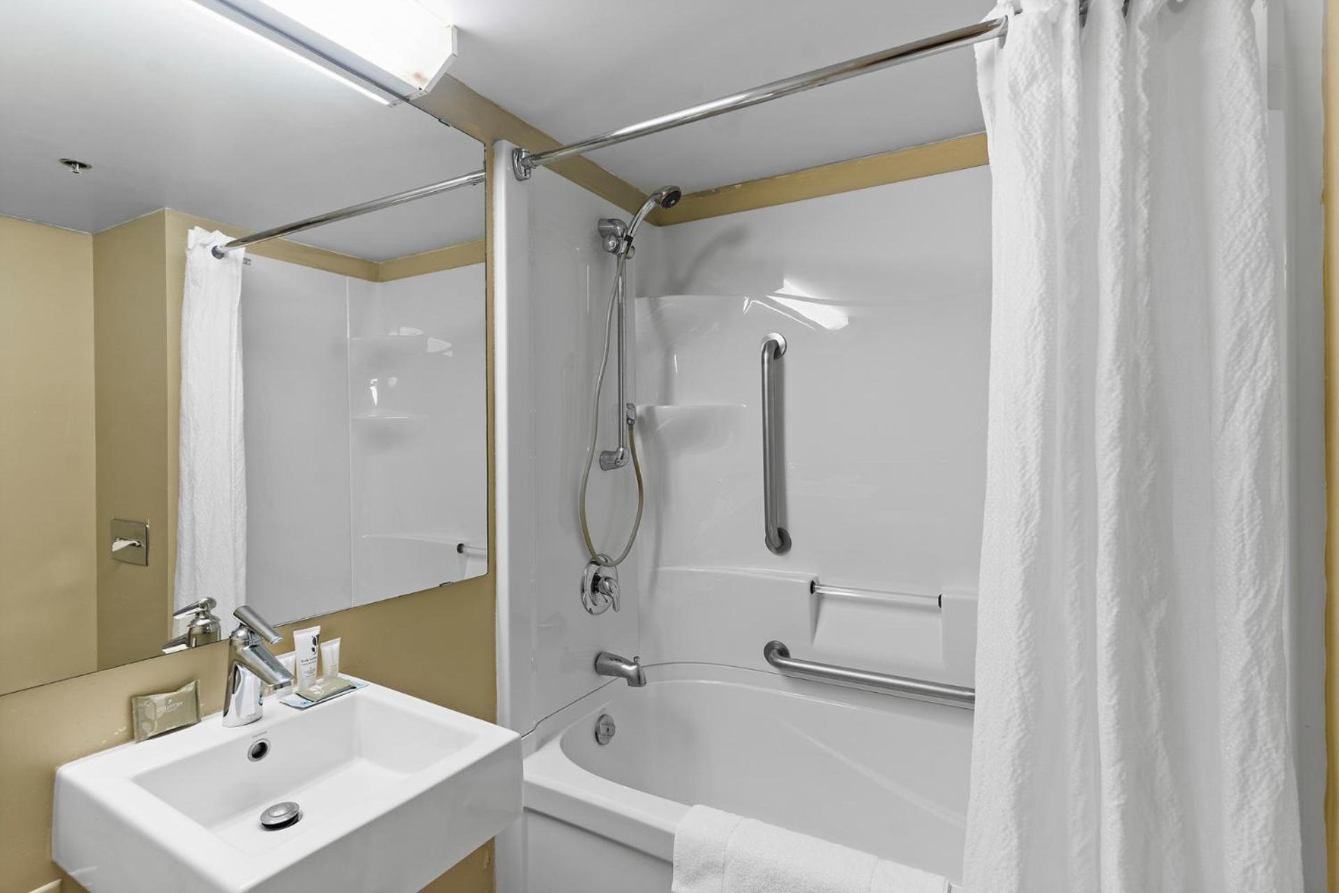 Accessible King Room - Photo 2