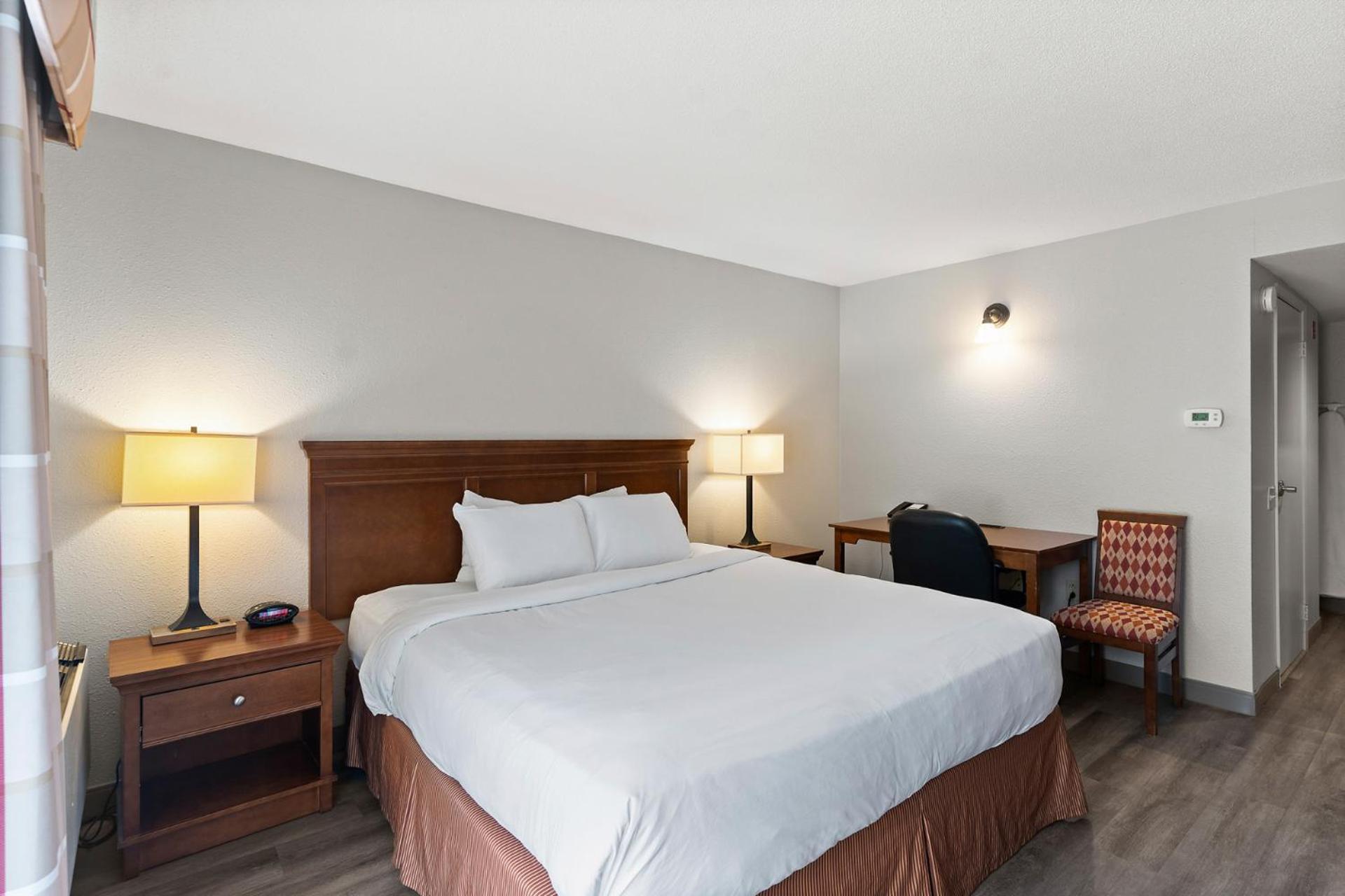 Accessible King Room - Photo 4