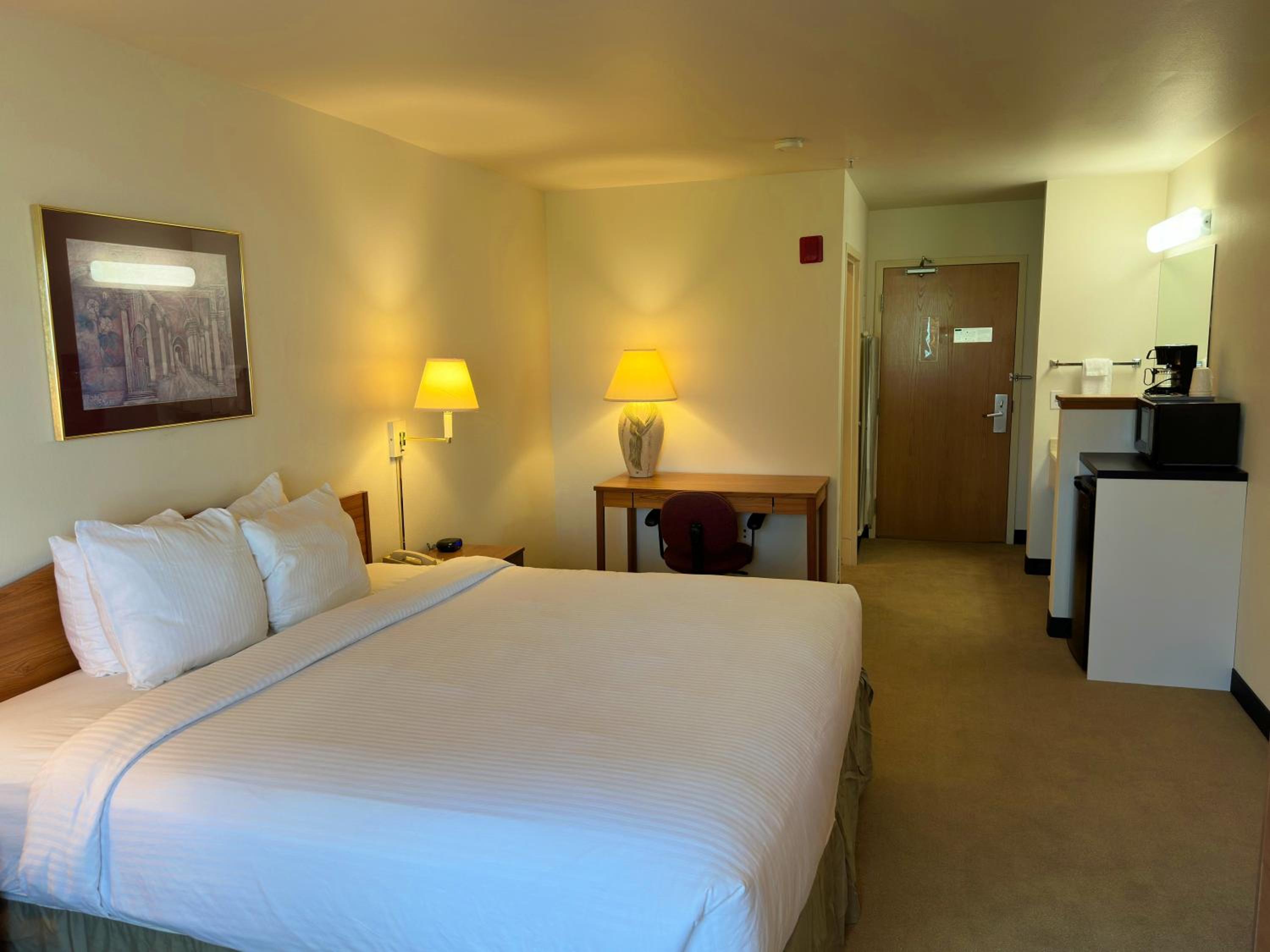 King Room - Non-Smoking - Photo 4