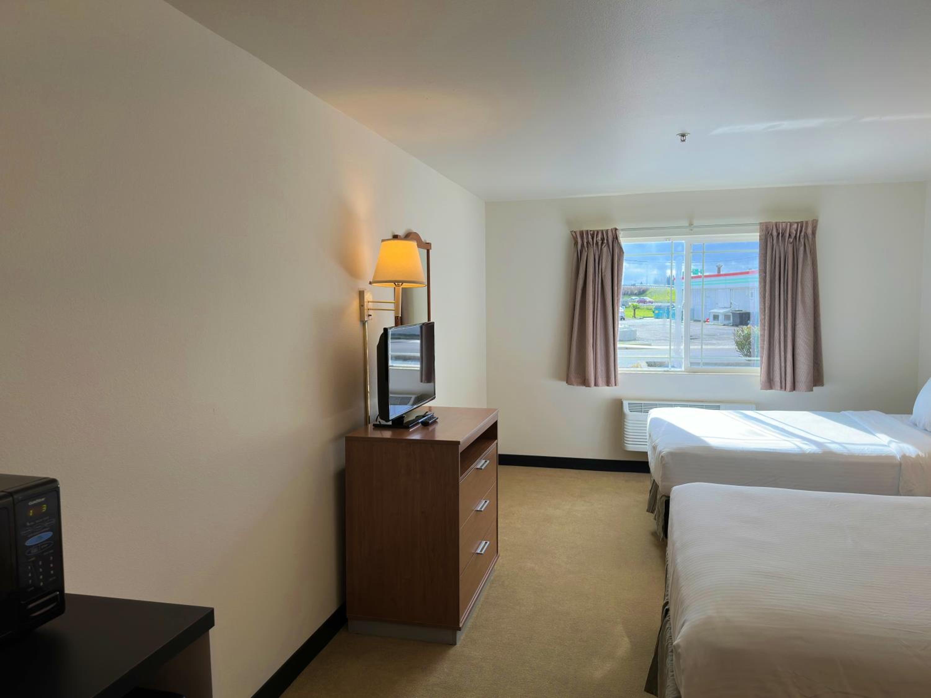 Queen Room with Two Queen Beds - Non-Smoking - Photo 2
