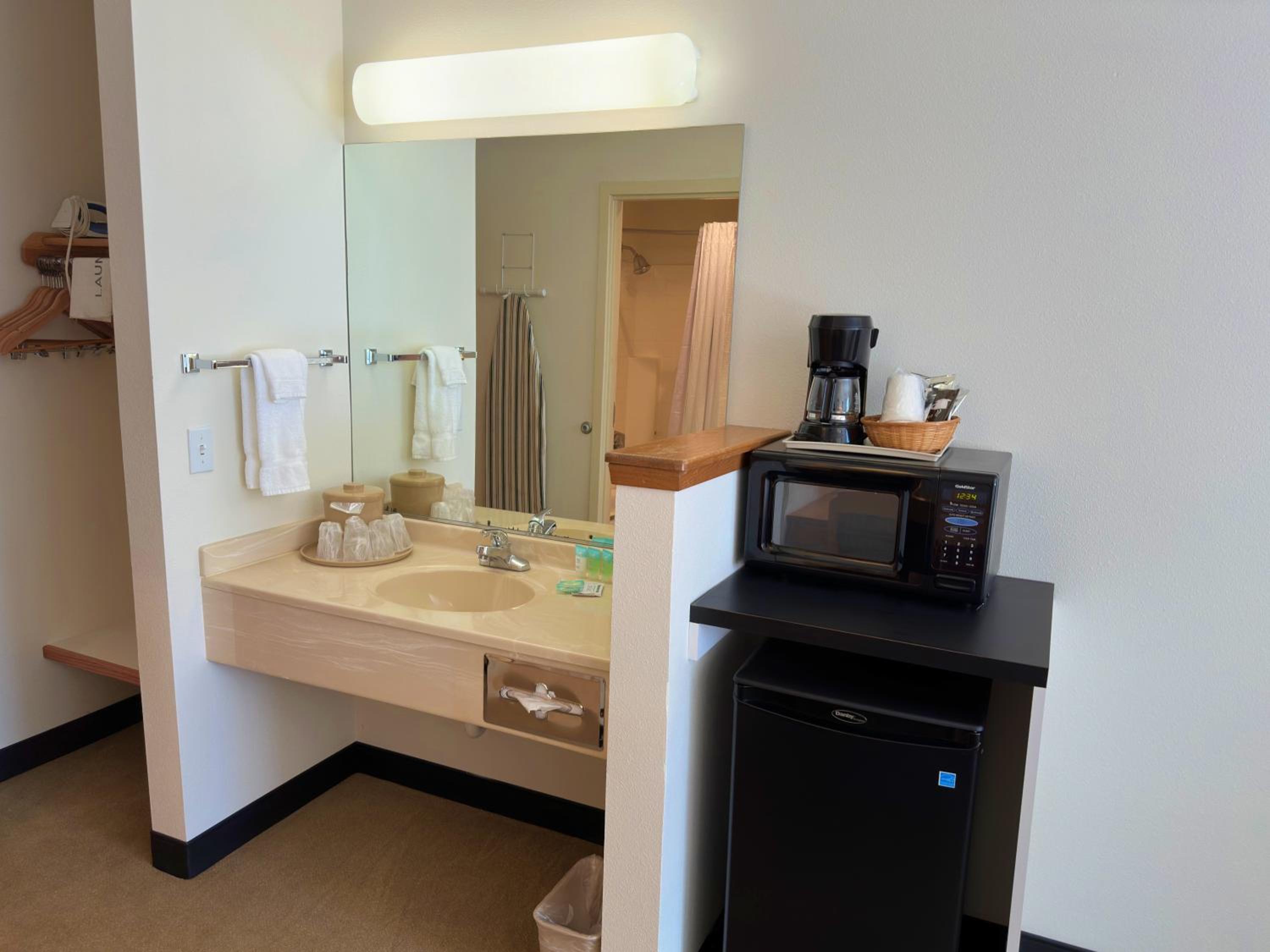 King Room - Non-Smoking - Photo 9